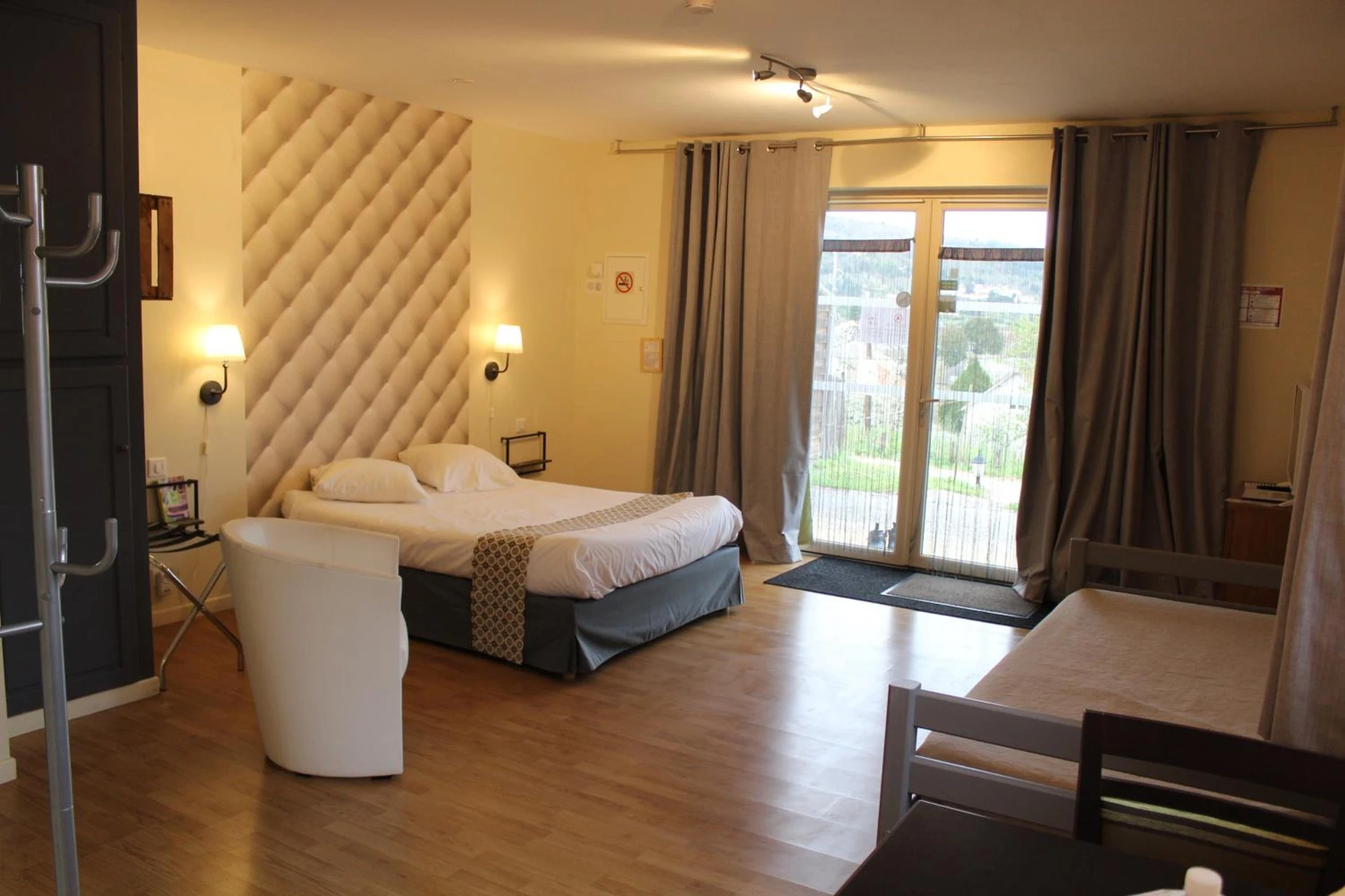 Magnifique chambre pour un séminaire d'entreprise à Hotel La Peyrade - Cajarc