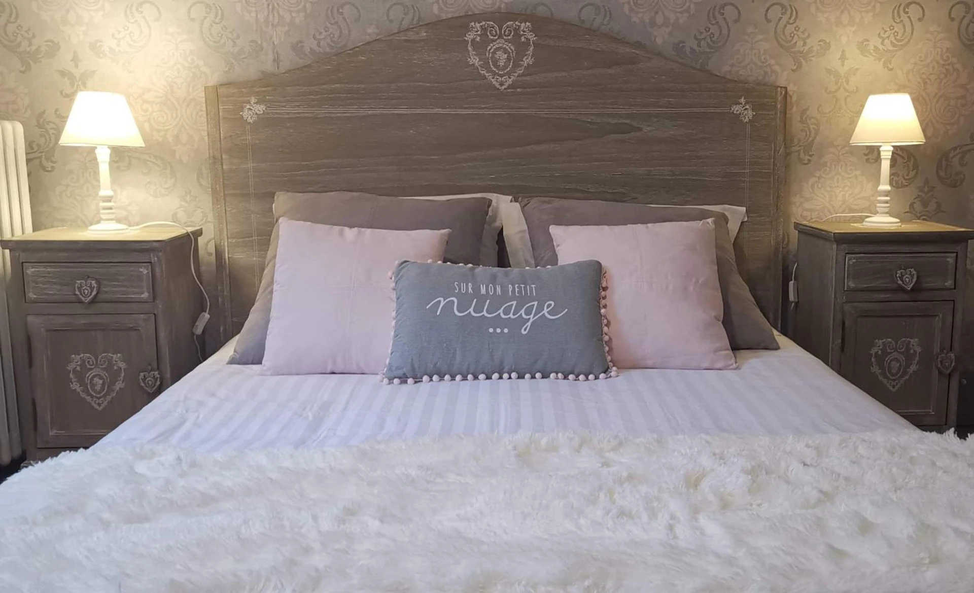Chambre disponible pour un séminaire d'entreprise à Logis Hotel La Tourelle du Beffroi - Bourbon-Lancy