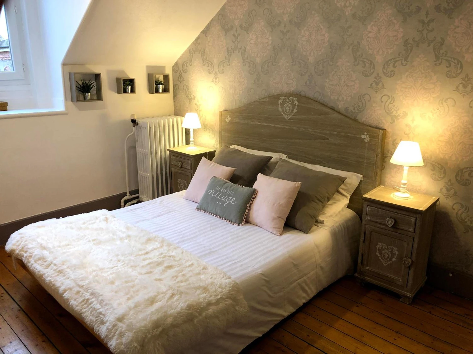 Magnifique chambre pour un séminaire d'entreprise à Logis Hotel La Tourelle du Beffroi - Bourbon-Lancy