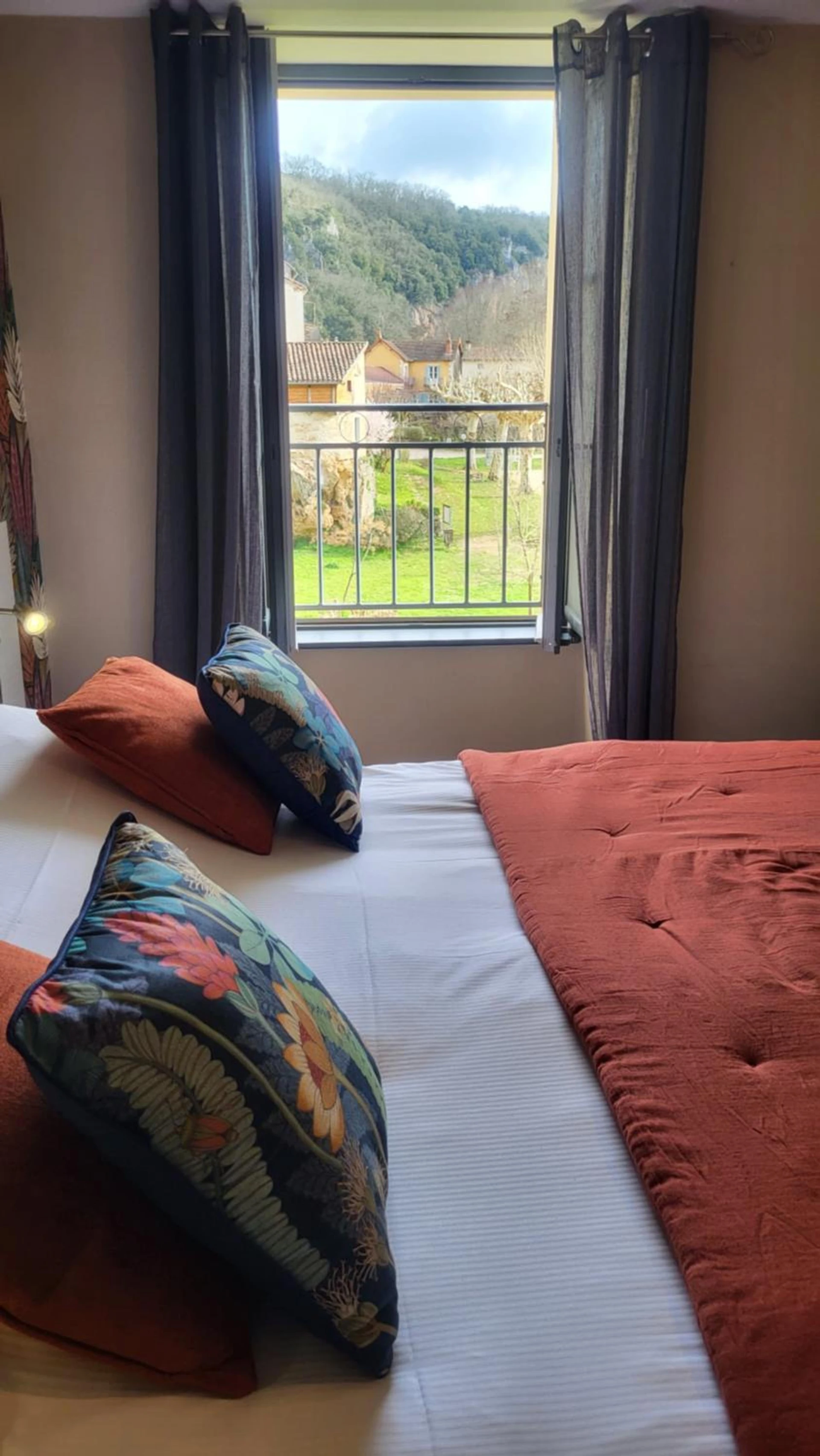 Magnifique chambre pour un séminaire d'entreprise à Hôtel Spa La Truite Dorée - Vers