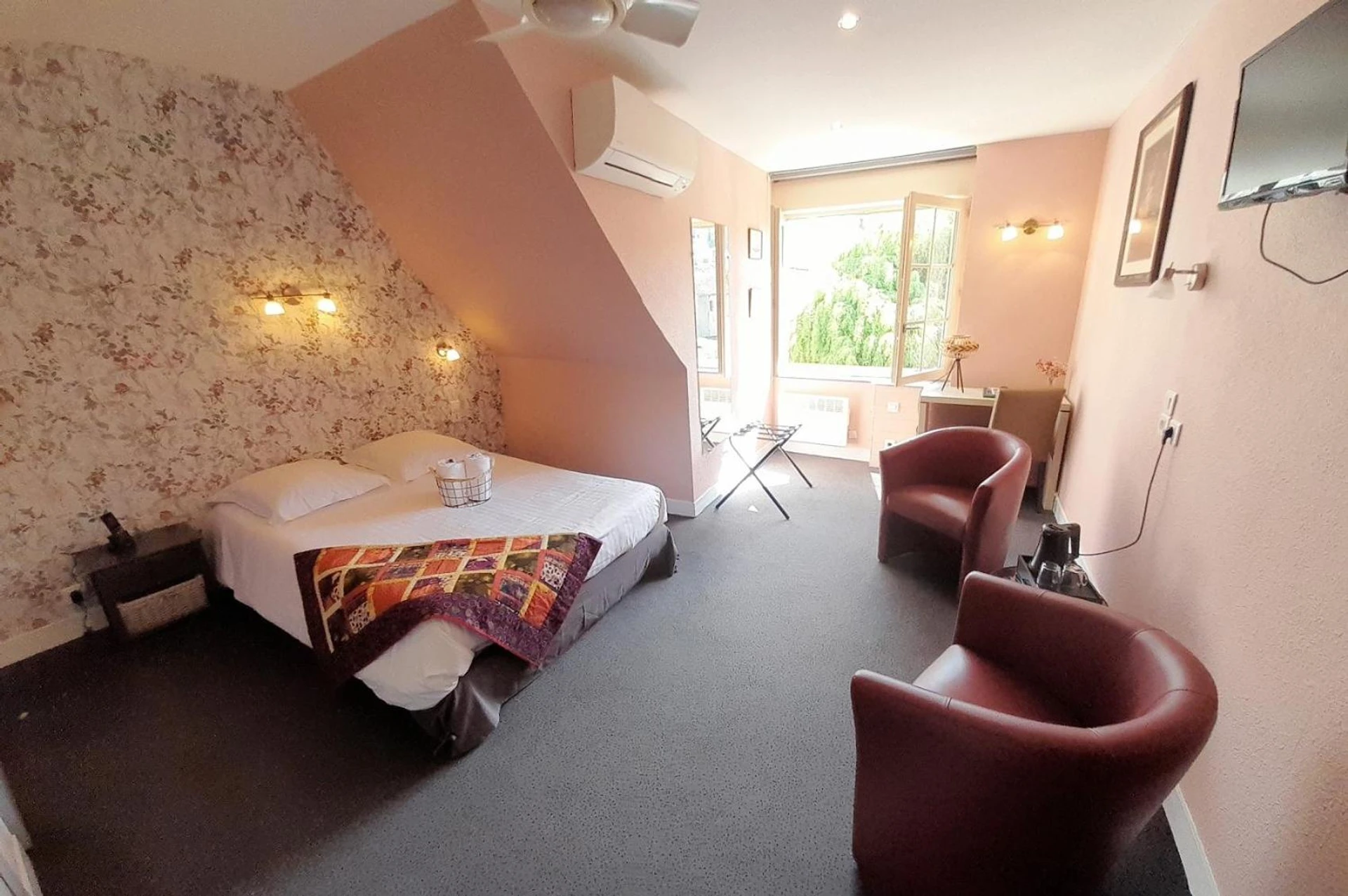 Chambre disponible pour un séminaire d'entreprise à Logis Hôtel Restaurant La Vieille Auberge, Art and Gallery - Souillac
