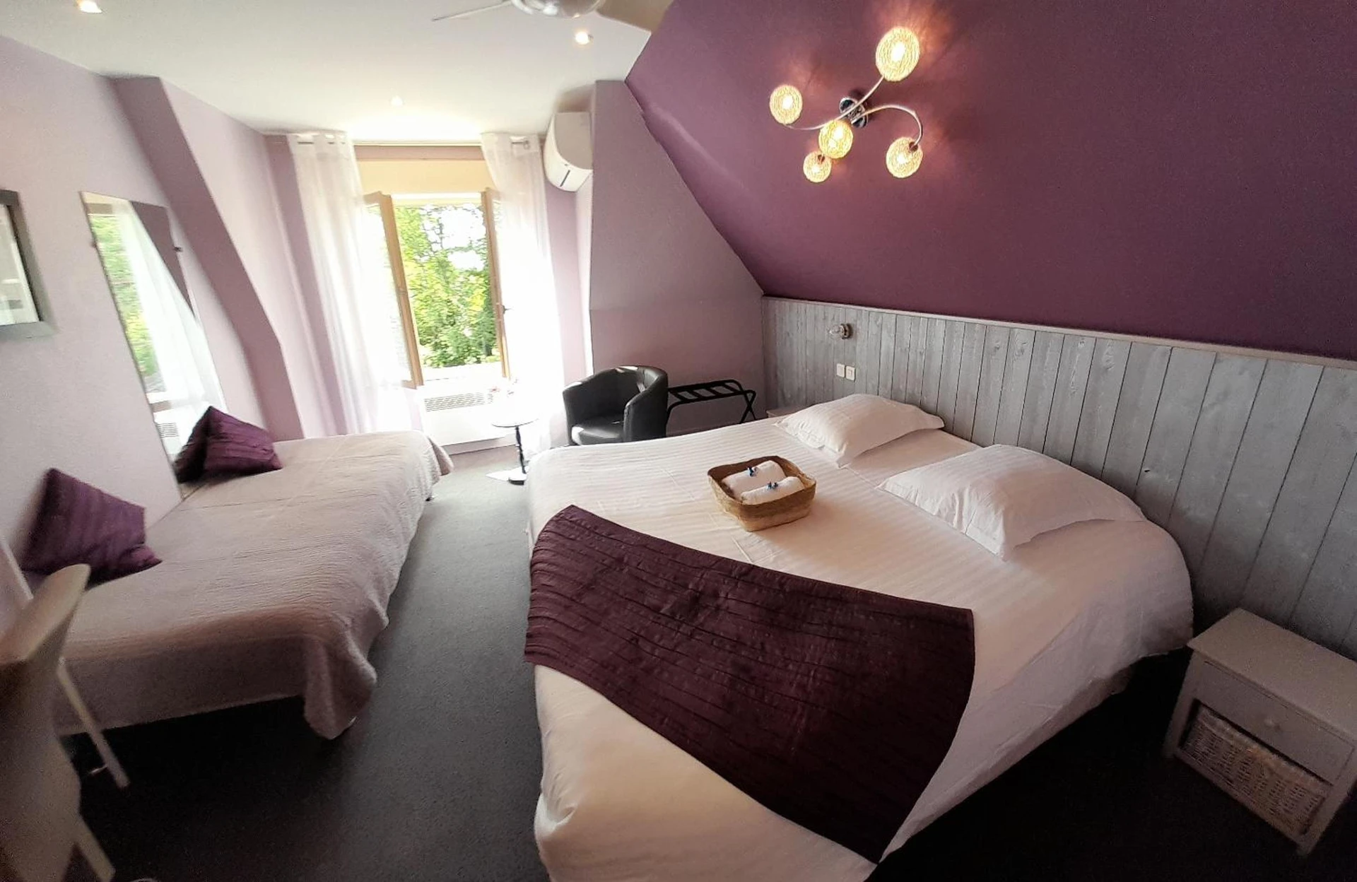 Chambre disponible pour un séminaire d'entreprise à Logis Hôtel Restaurant La Vieille Auberge, Art and Gallery - Souillac