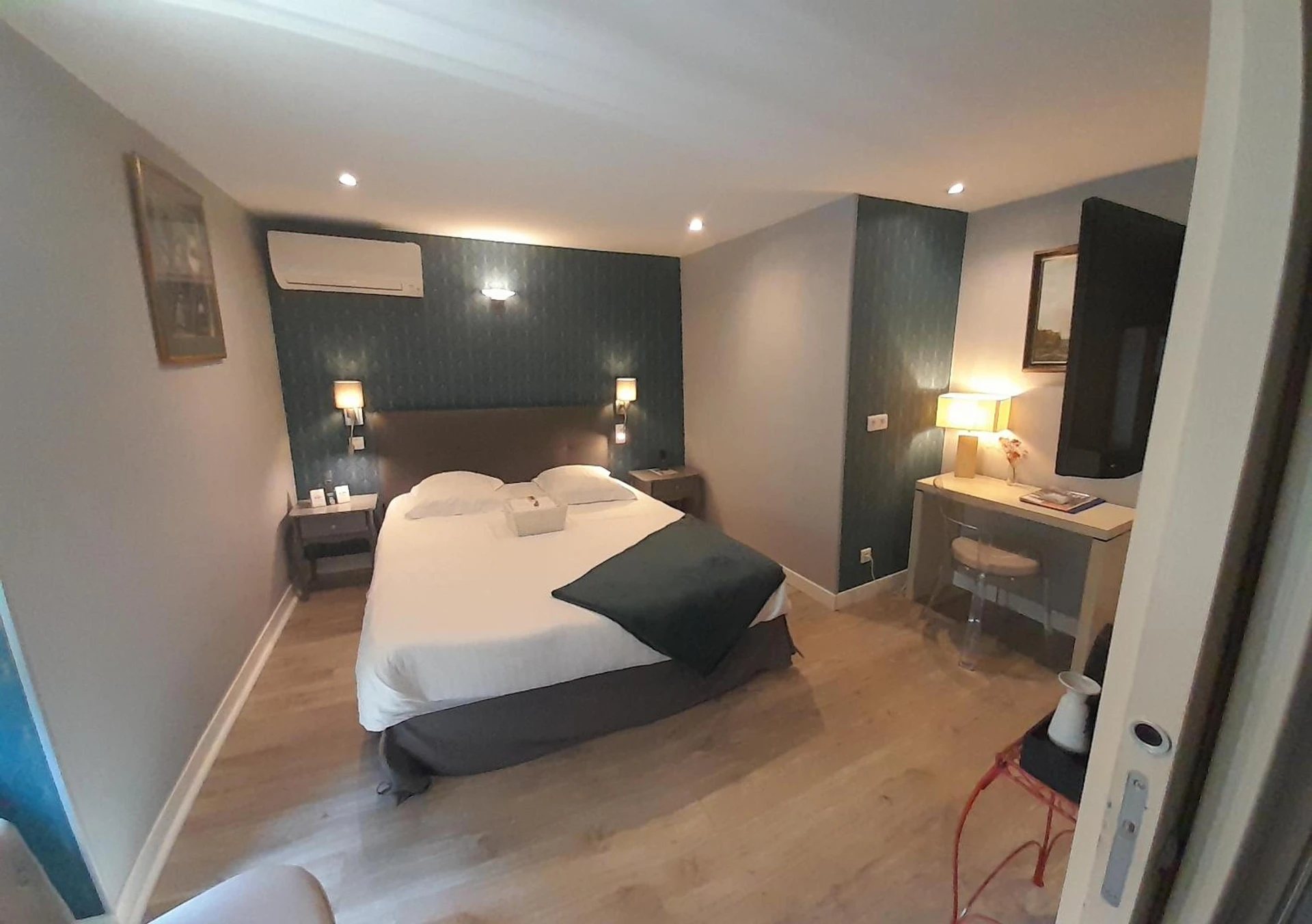 Chambre disponible pour un séminaire d'entreprise à Logis Hôtel Restaurant La Vieille Auberge, Art and Gallery - Souillac