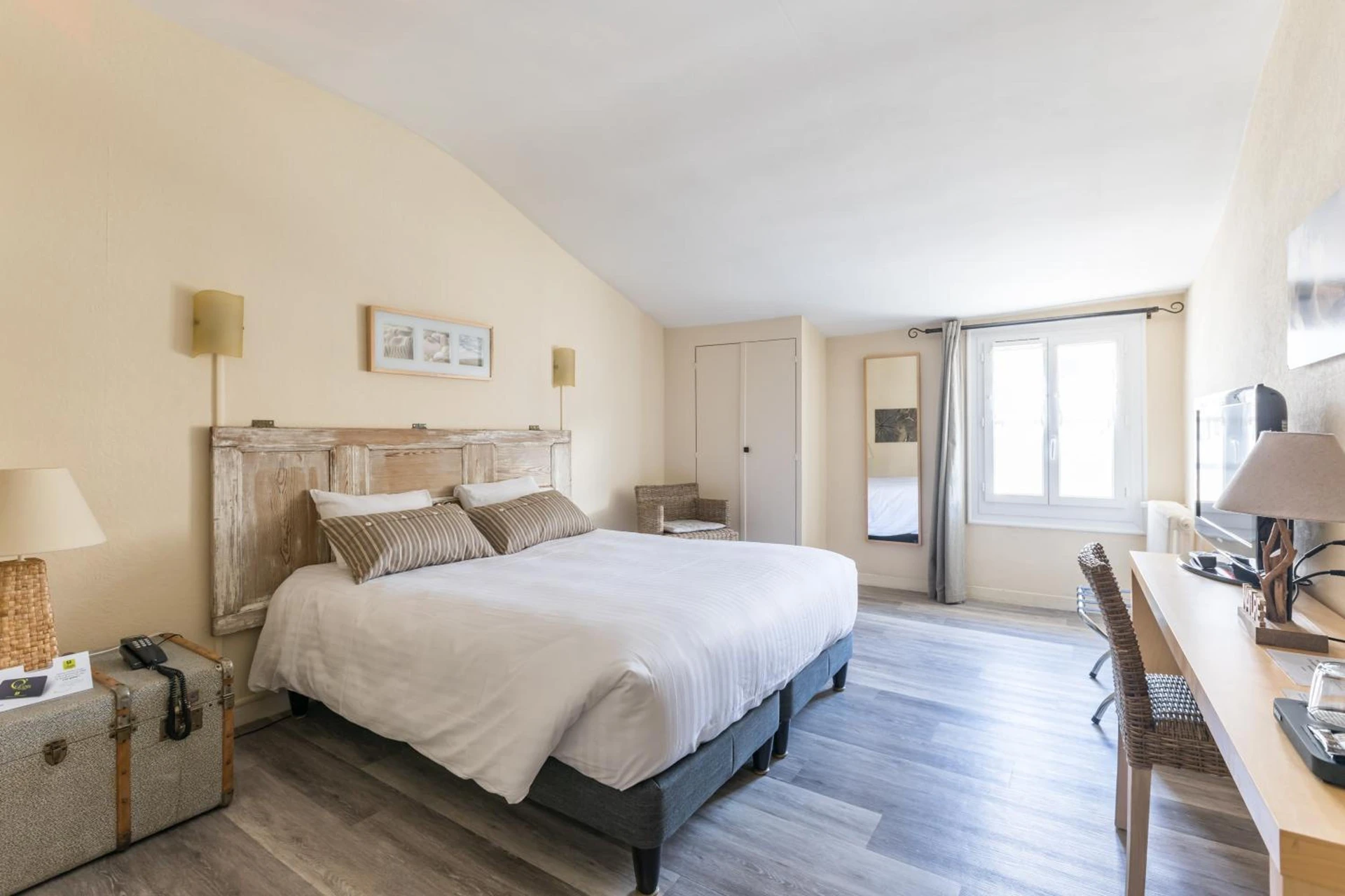 Chambre disponible pour un séminaire d'entreprise à Logis Hôtel Lafayette Rochefort France - Rochefort
