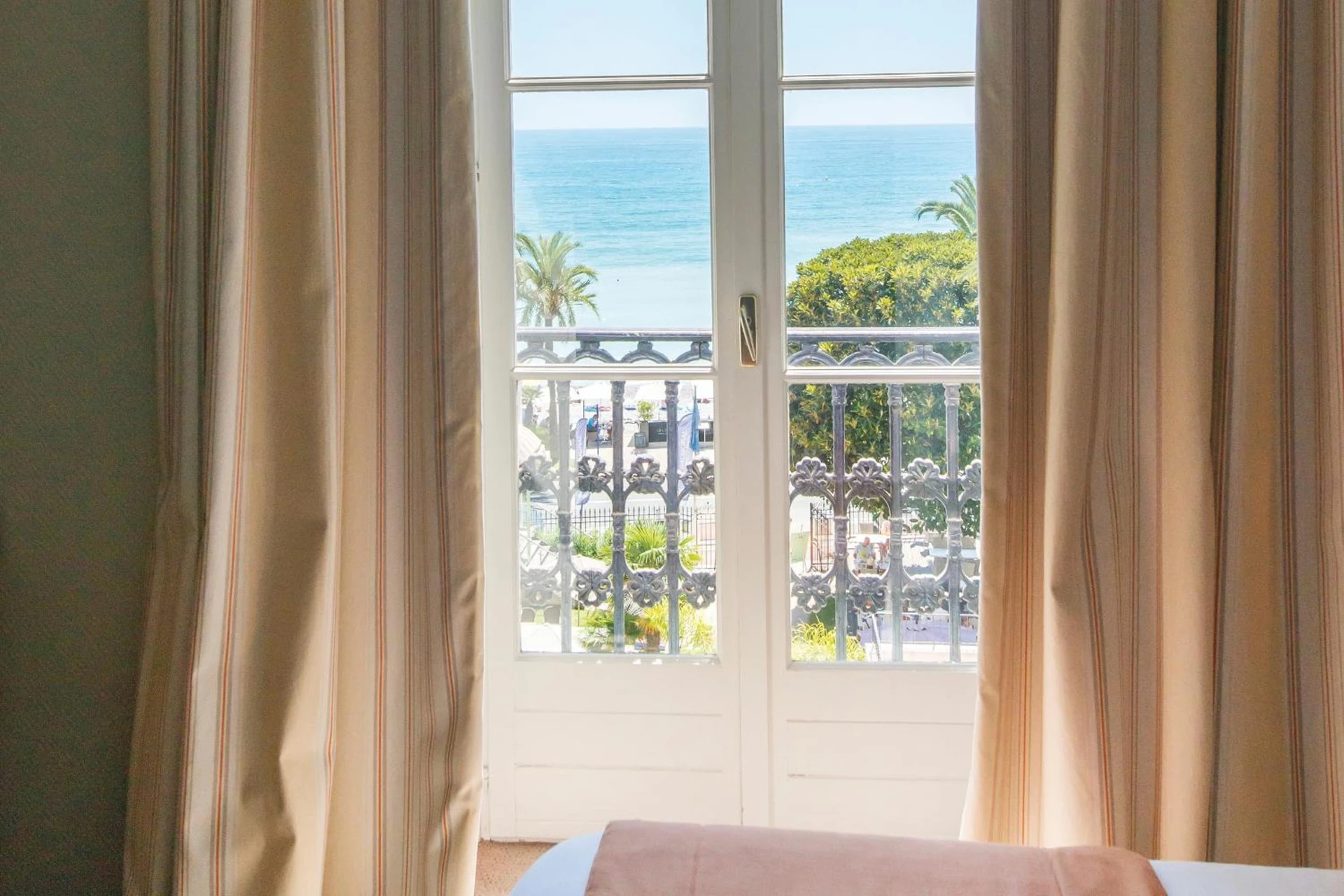 Ambiance de travail pour séminaire d'entreprise à Hôtel Vacances Bleues Balmoral - Menton