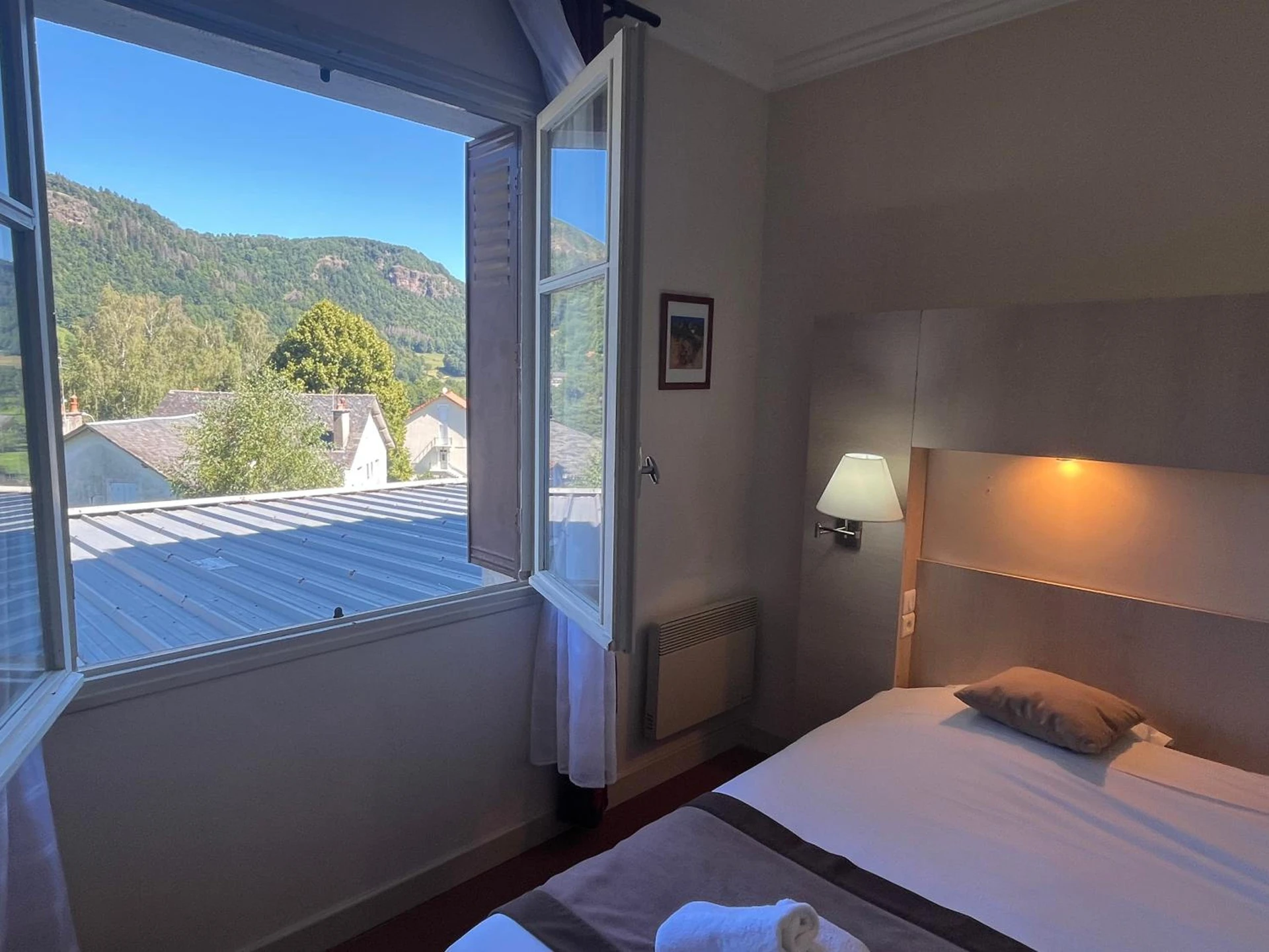 Chambre disponible pour un séminaire d'entreprise à LOGIS Hôtel Bel Horizon - Vic-sur-Cère