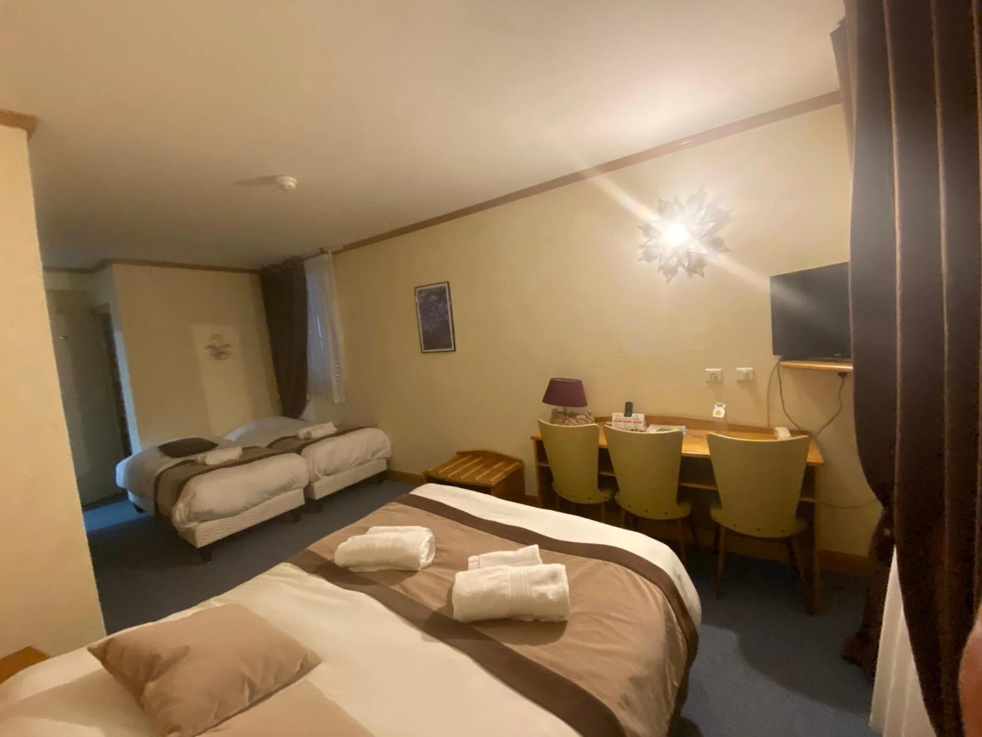 Chambre disponible pour un séminaire d'entreprise à LOGIS Hôtel Bel Horizon - Vic-sur-Cère