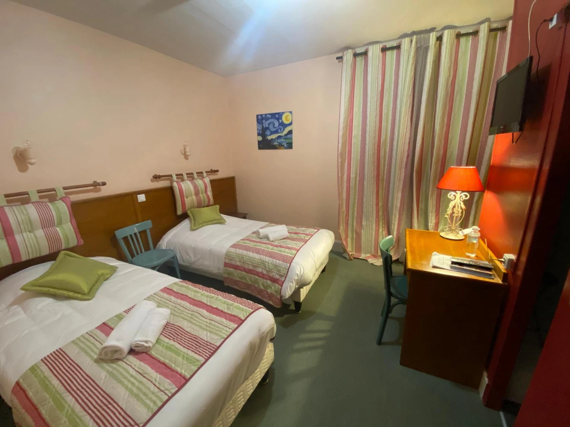Magnifique chambre pour un séminaire d'entreprise à LOGIS Hôtel Bel Horizon - Vic-sur-Cère