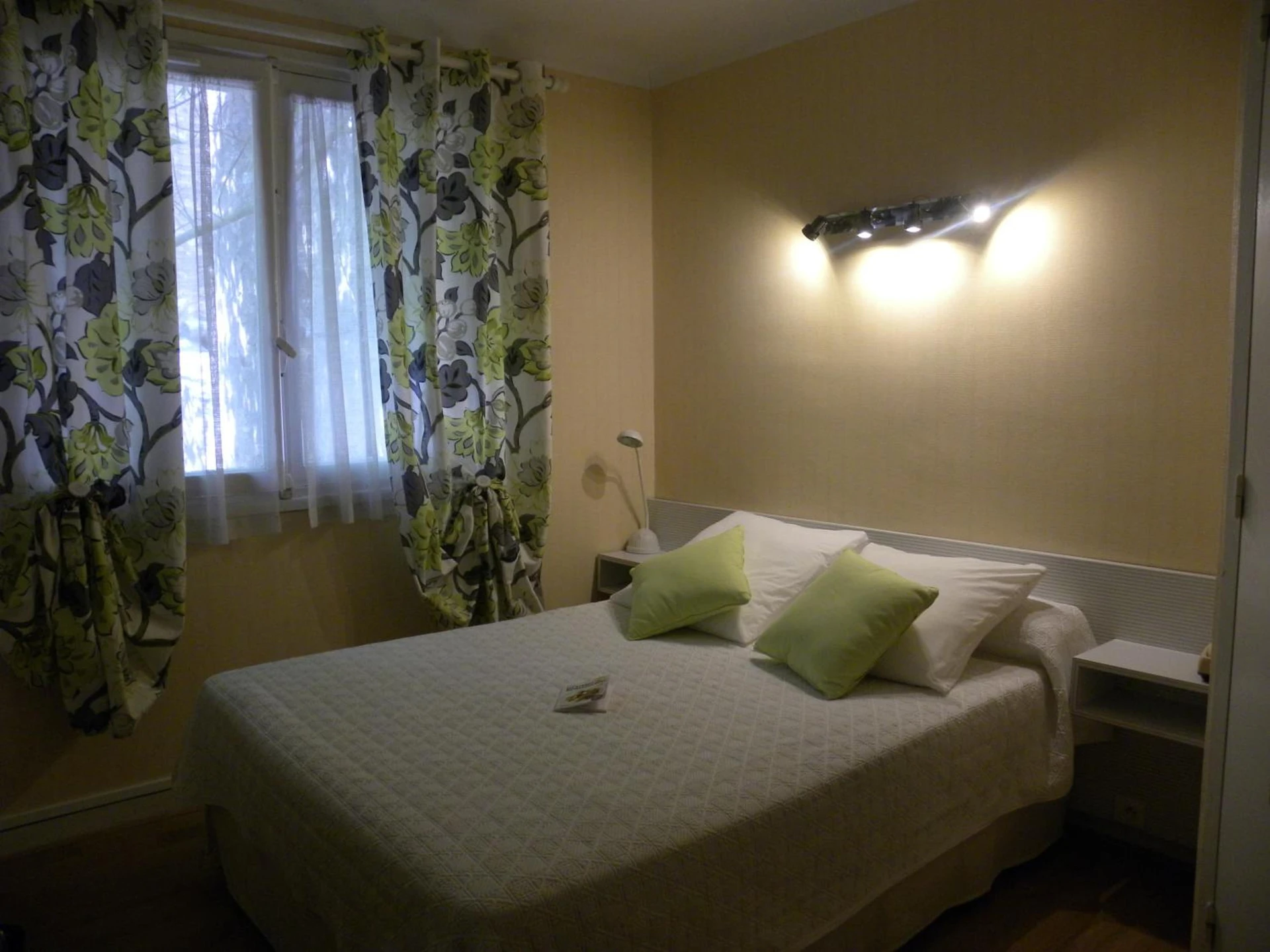 Chambre disponible pour un séminaire d'entreprise à Hôtel Le Cambronne - Nantes