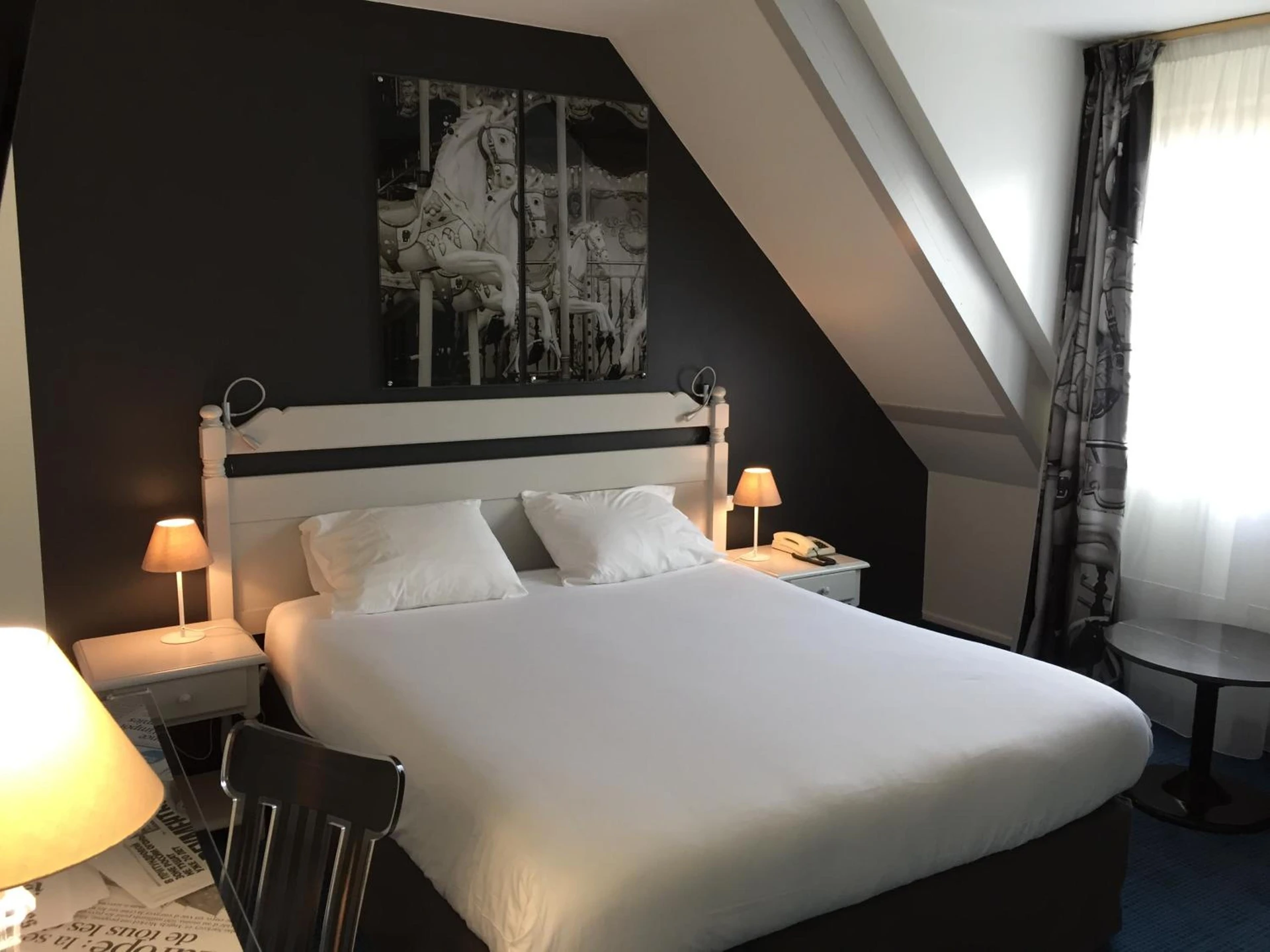 Magnifique chambre pour un séminaire d'entreprise à Hotel Le Cardinal Rueil Centre - Rueil-Malmaison