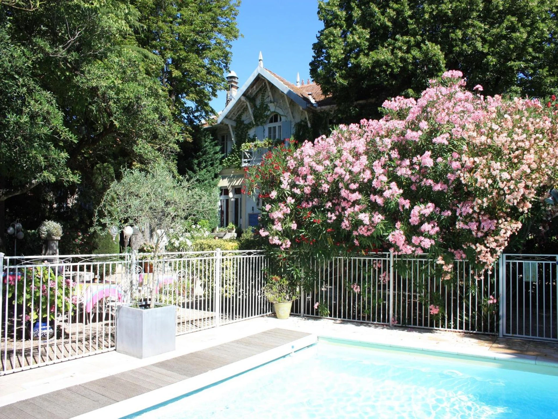 Organiser un séminaire d'entreprise : Hôtel le Chalet Fleuri à saint-remy-de-provence