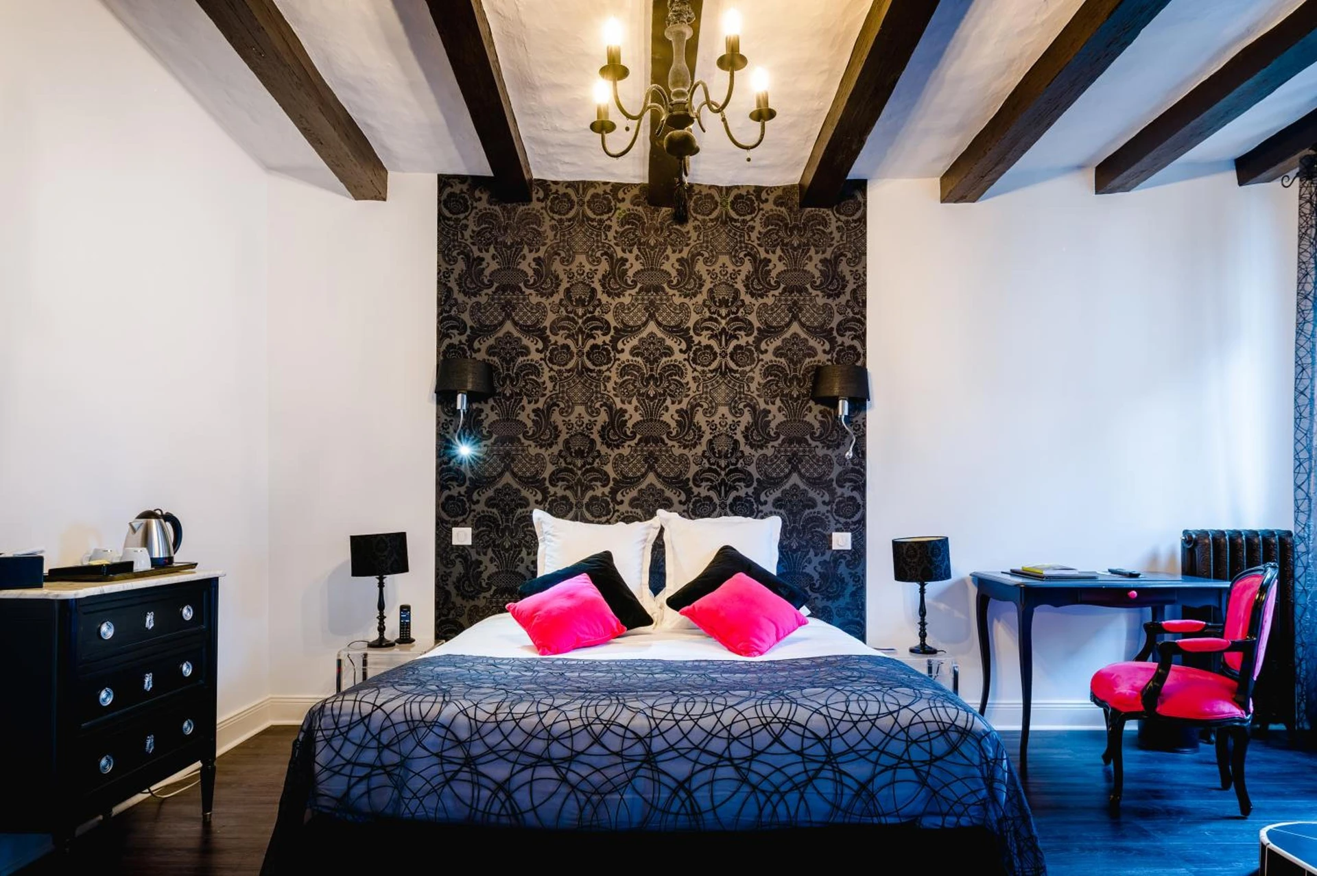 Magnifique chambre pour un séminaire d'entreprise à Logis Hotel Restaurant Le Cheval Blanc - Bléré