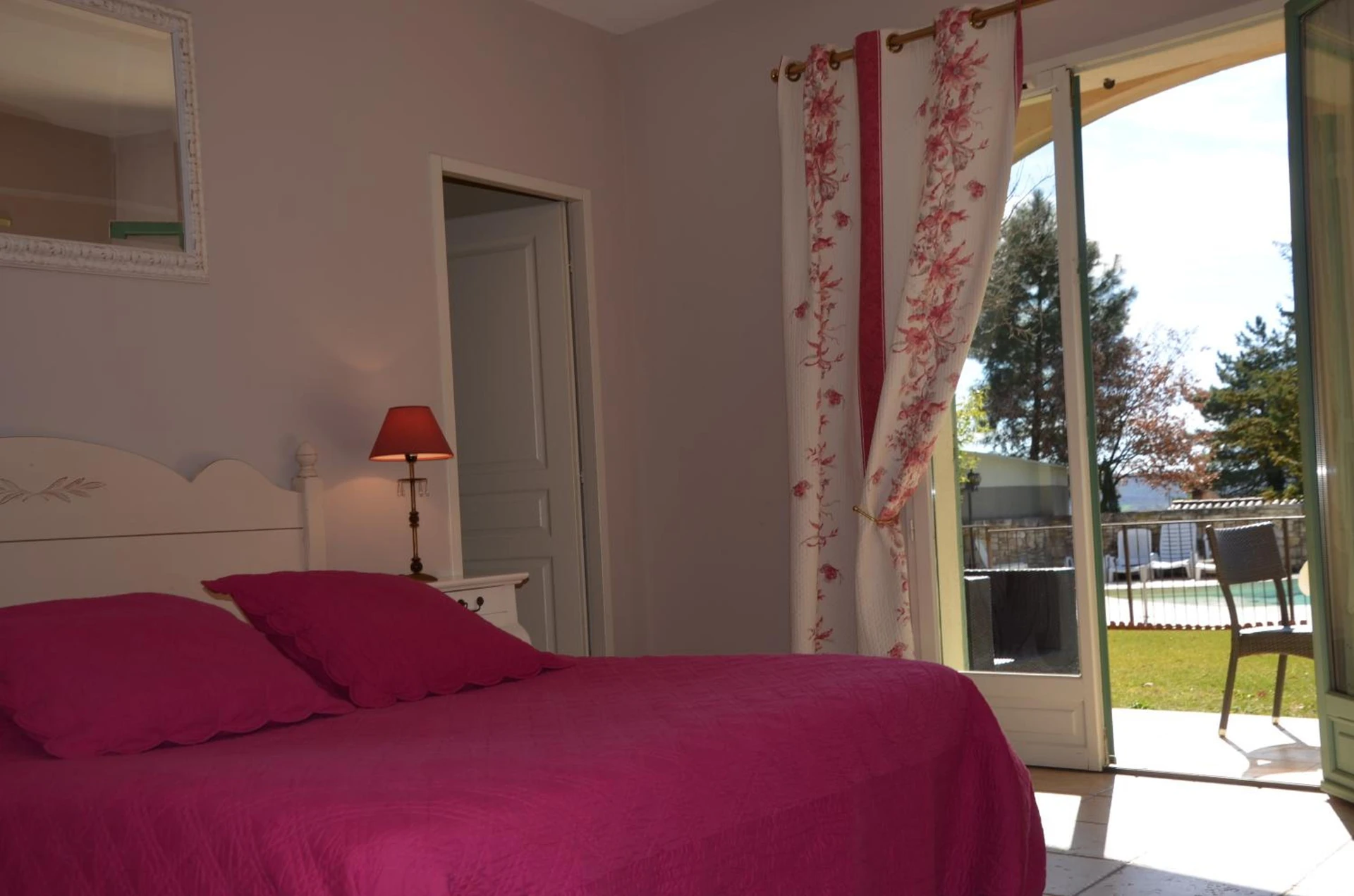 Chambre disponible pour un séminaire d'entreprise à Hotel Restaurant Le Clos De Pradines - Saint-Quentin-la-Poterie
