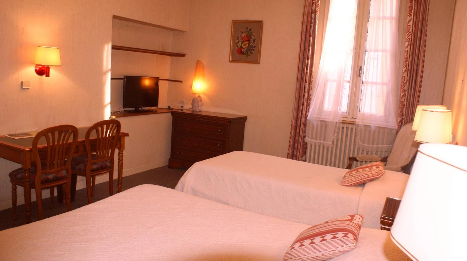 Magnifique chambre pour un séminaire d'entreprise à Hôtel Le Commerce - Mirepoix