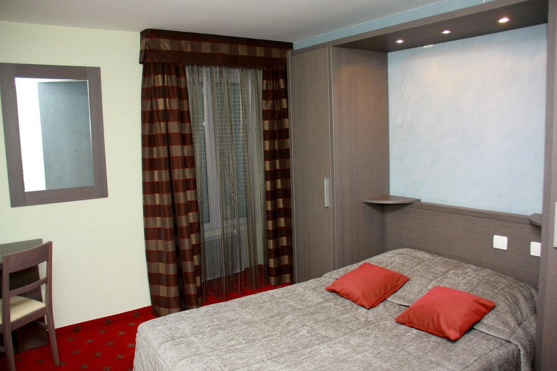 Magnifique chambre pour un séminaire d'entreprise à Hôtel Le Commerce - Modane