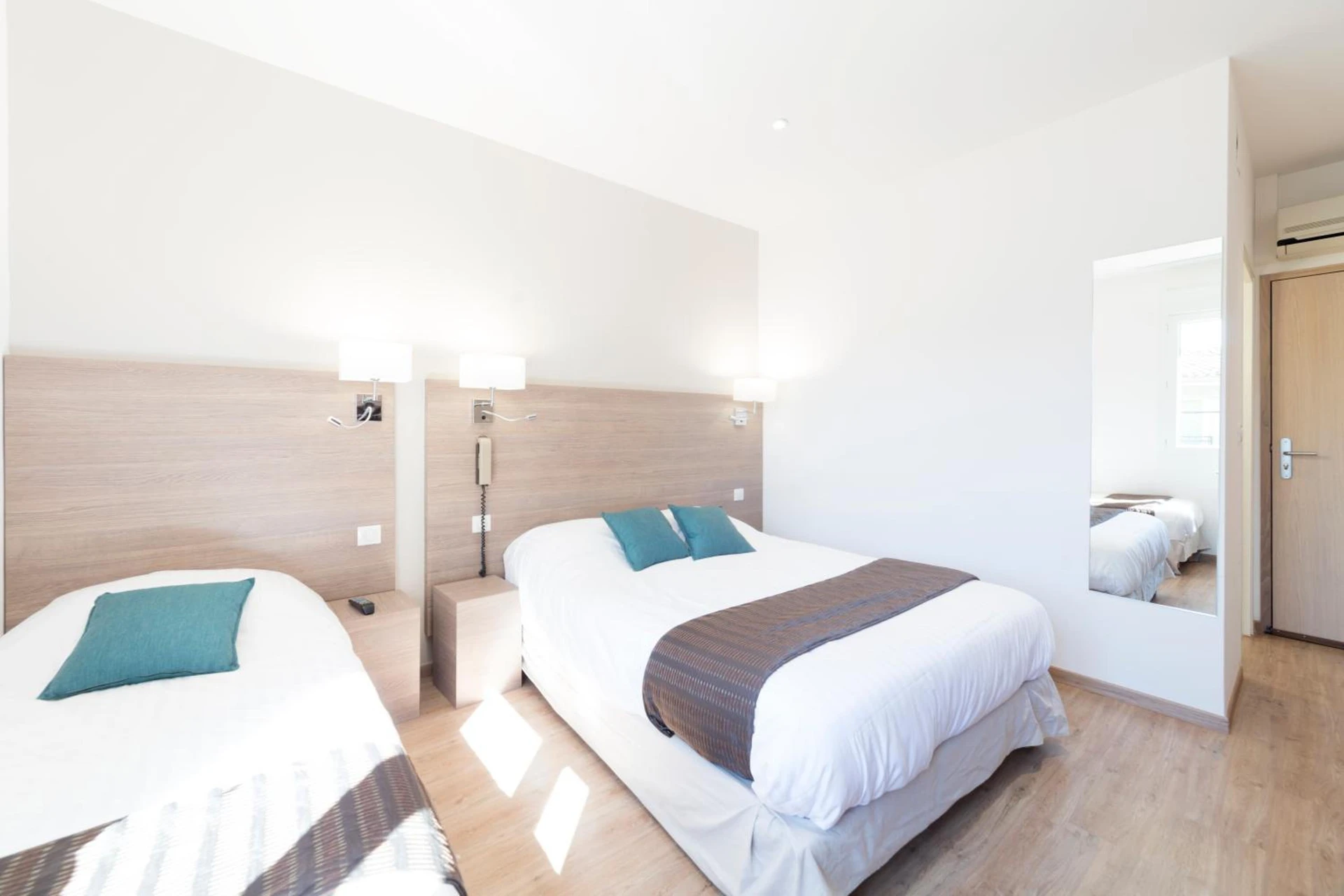 Chambre disponible pour un séminaire d'entreprise à Logis Hôtel Restaurant Le Cours - Saint-Gilles