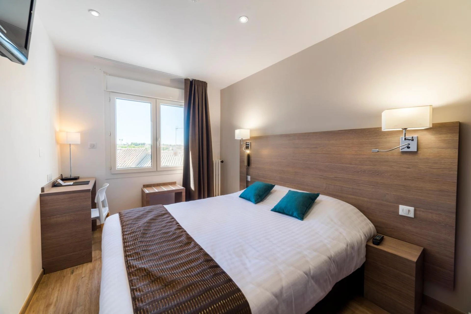 Chambre disponible pour un séminaire d'entreprise à Logis Hôtel Restaurant Le Cours - Saint-Gilles