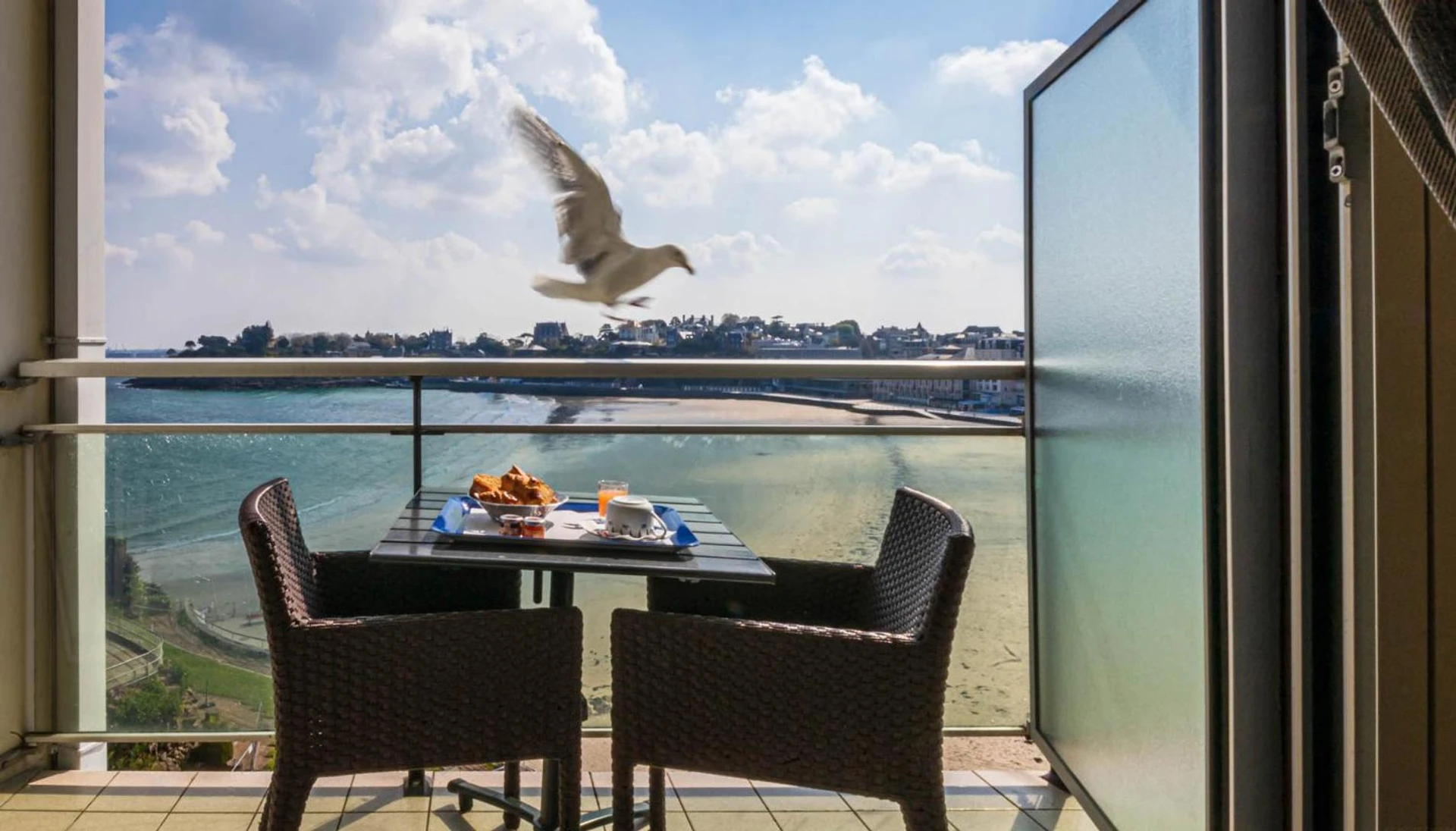Organiser un séminaire d'entreprise : Le Crystal Dinard Plage à dinard