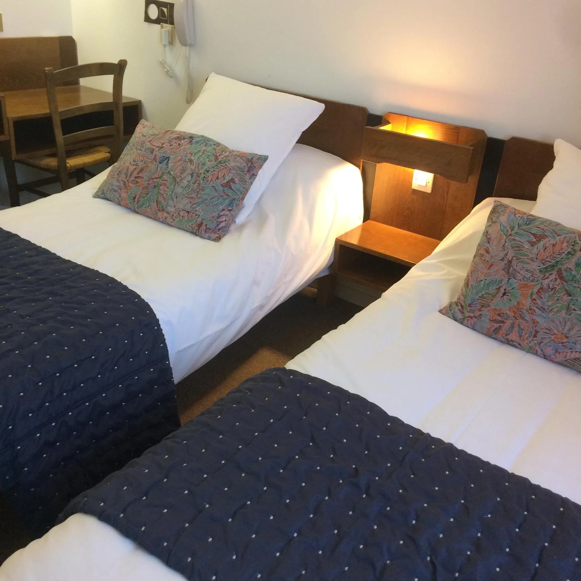 Chambre disponible pour un séminaire d'entreprise à LOGIS Hôtel LE DAHU - Parigny