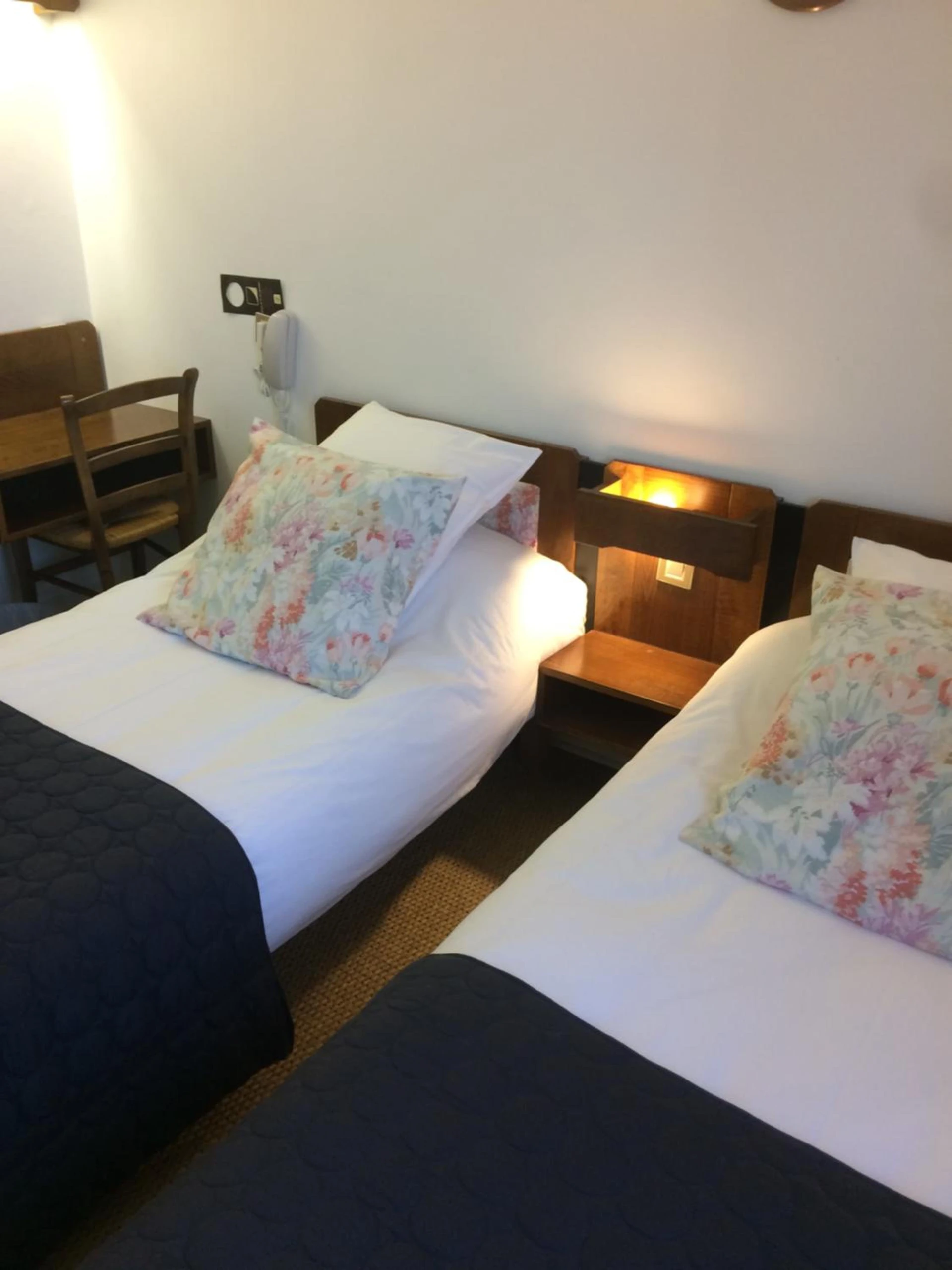 Chambre disponible pour un séminaire d'entreprise à LOGIS Hôtel LE DAHU - Parigny