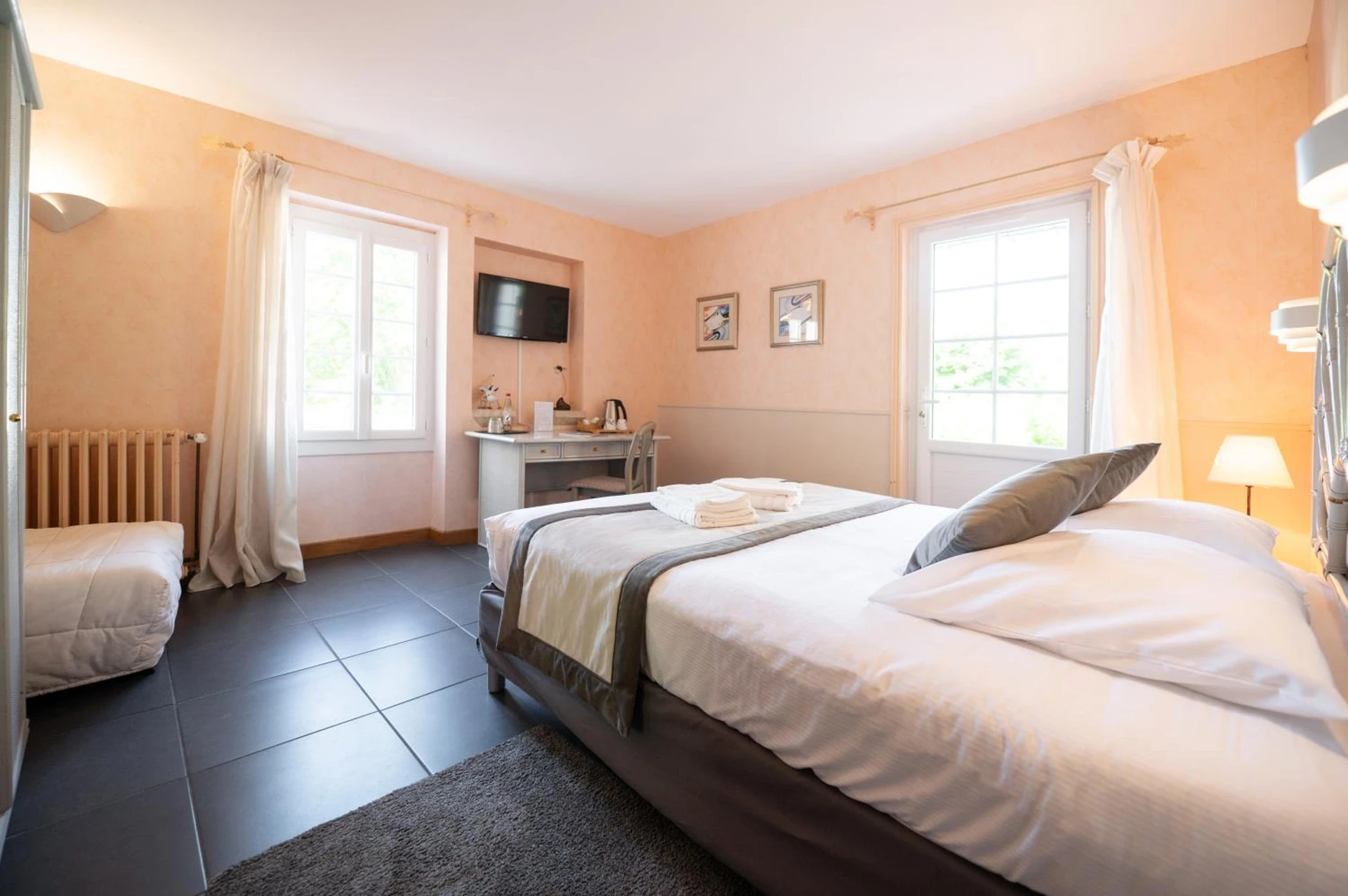 Chambre disponible pour un séminaire d'entreprise à Logis Hôtels - Hôtel Restaurant Domaine Les Falaises - Martel