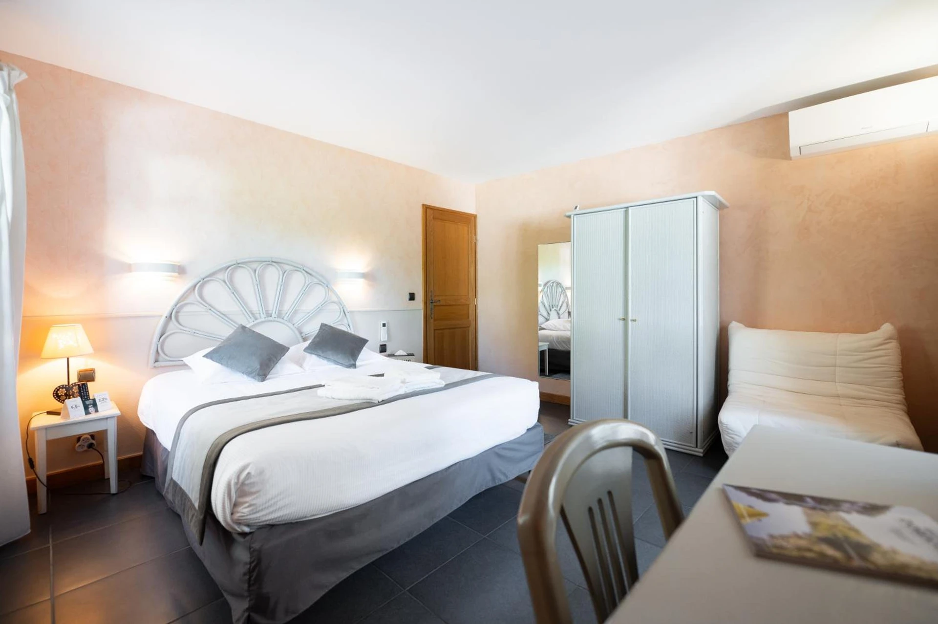 Chambre disponible pour un séminaire d'entreprise à Logis Hôtels - Hôtel Restaurant Domaine Les Falaises - Martel