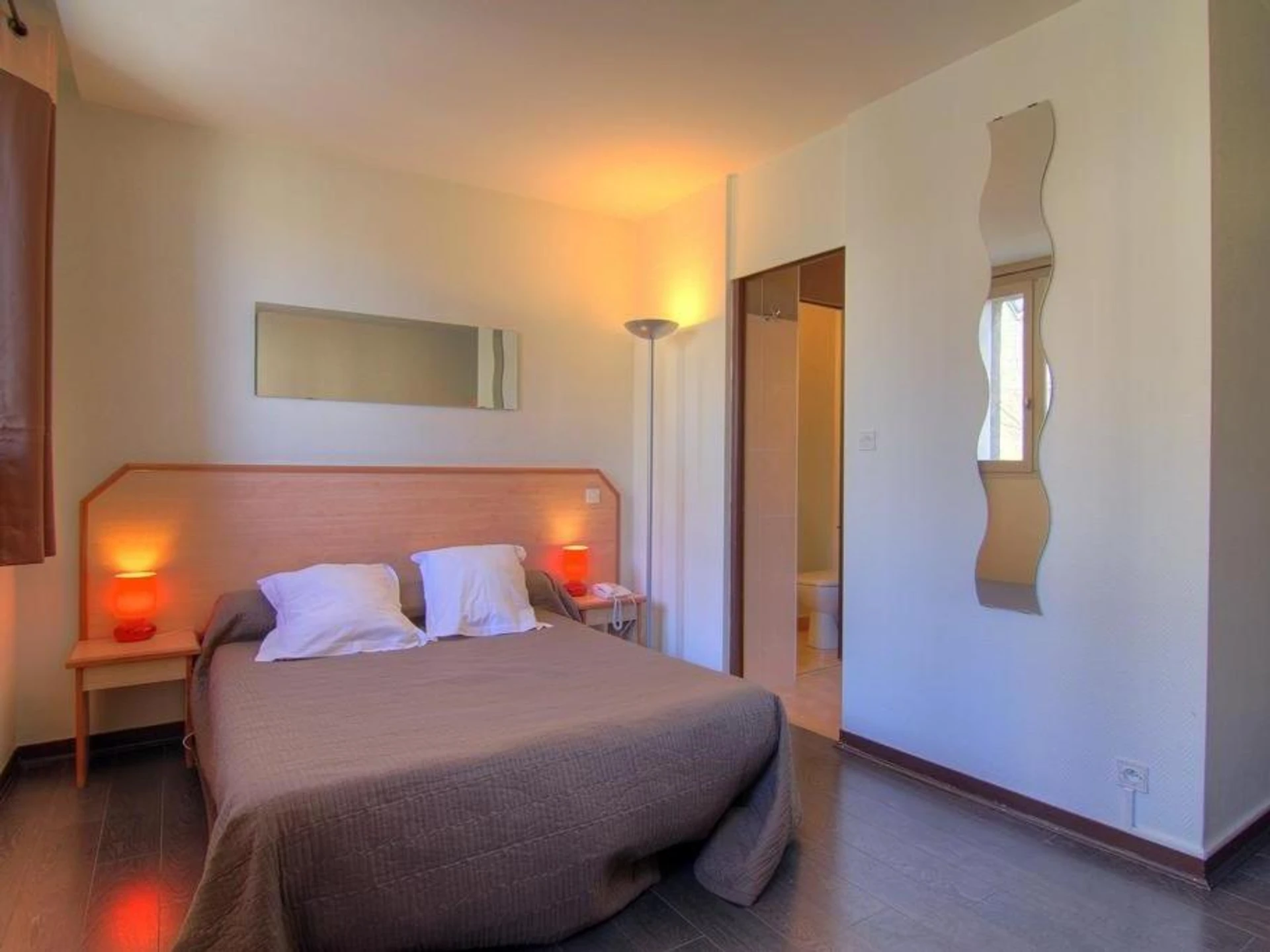 Magnifique chambre pour un séminaire d'entreprise à Logis Hôtel Restaurant Le Drakkar - Mende
