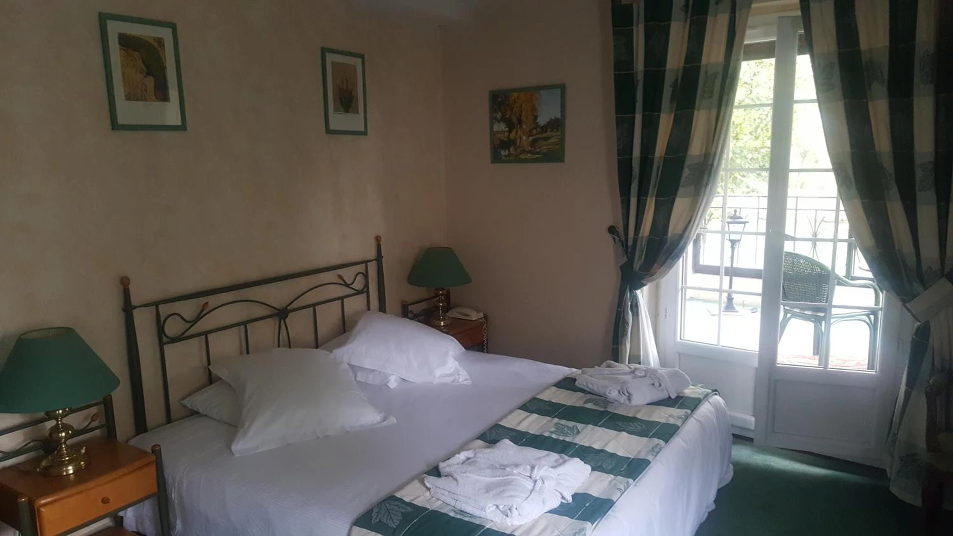 Chambre disponible pour un séminaire d'entreprise à LOGIS - Hôtel & Restaurant Le Gonfalon - Germigny-lʼEvêque