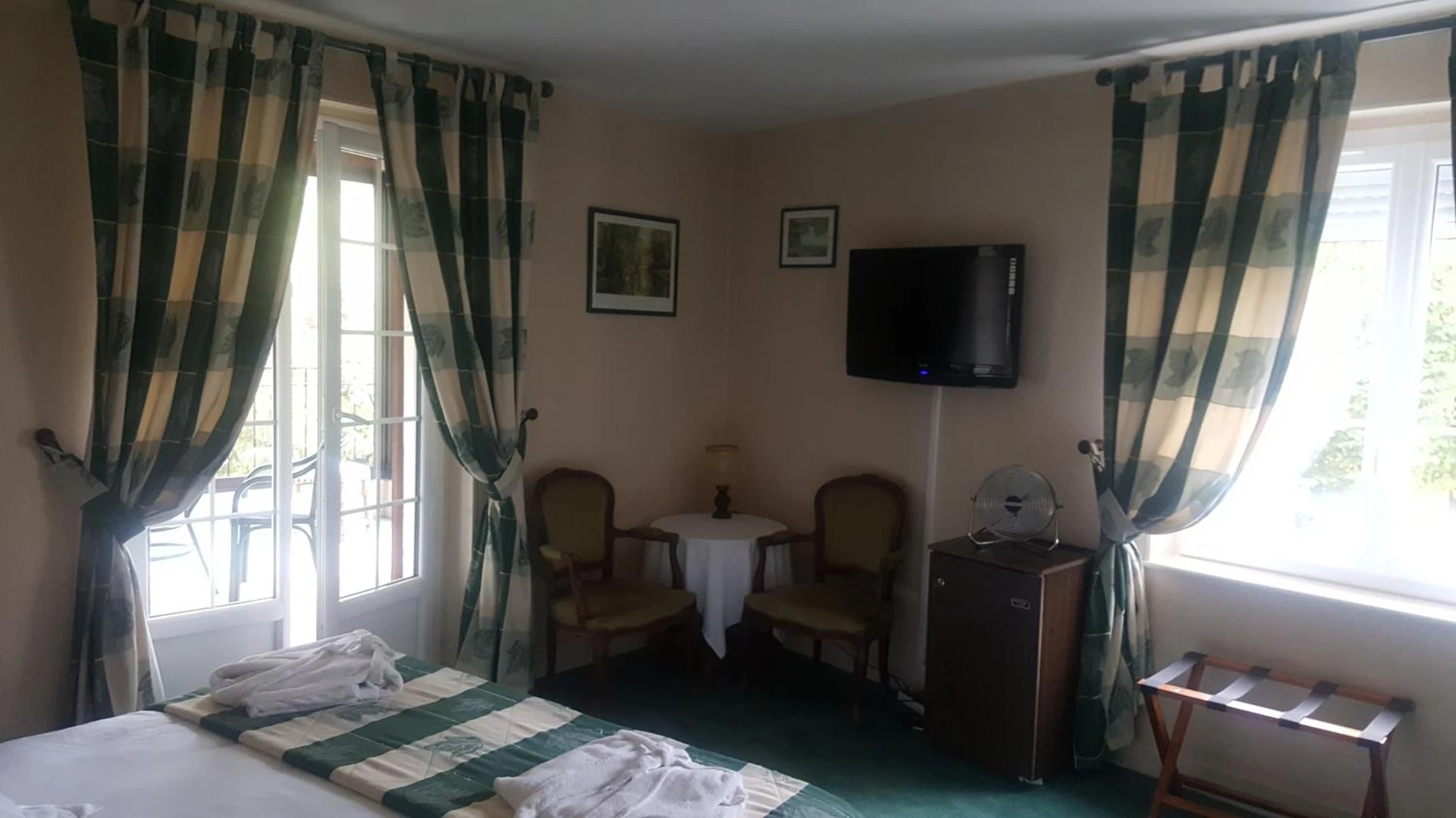 Chambre disponible pour un séminaire d'entreprise à LOGIS - Hôtel & Restaurant Le Gonfalon - Germigny-lʼEvêque