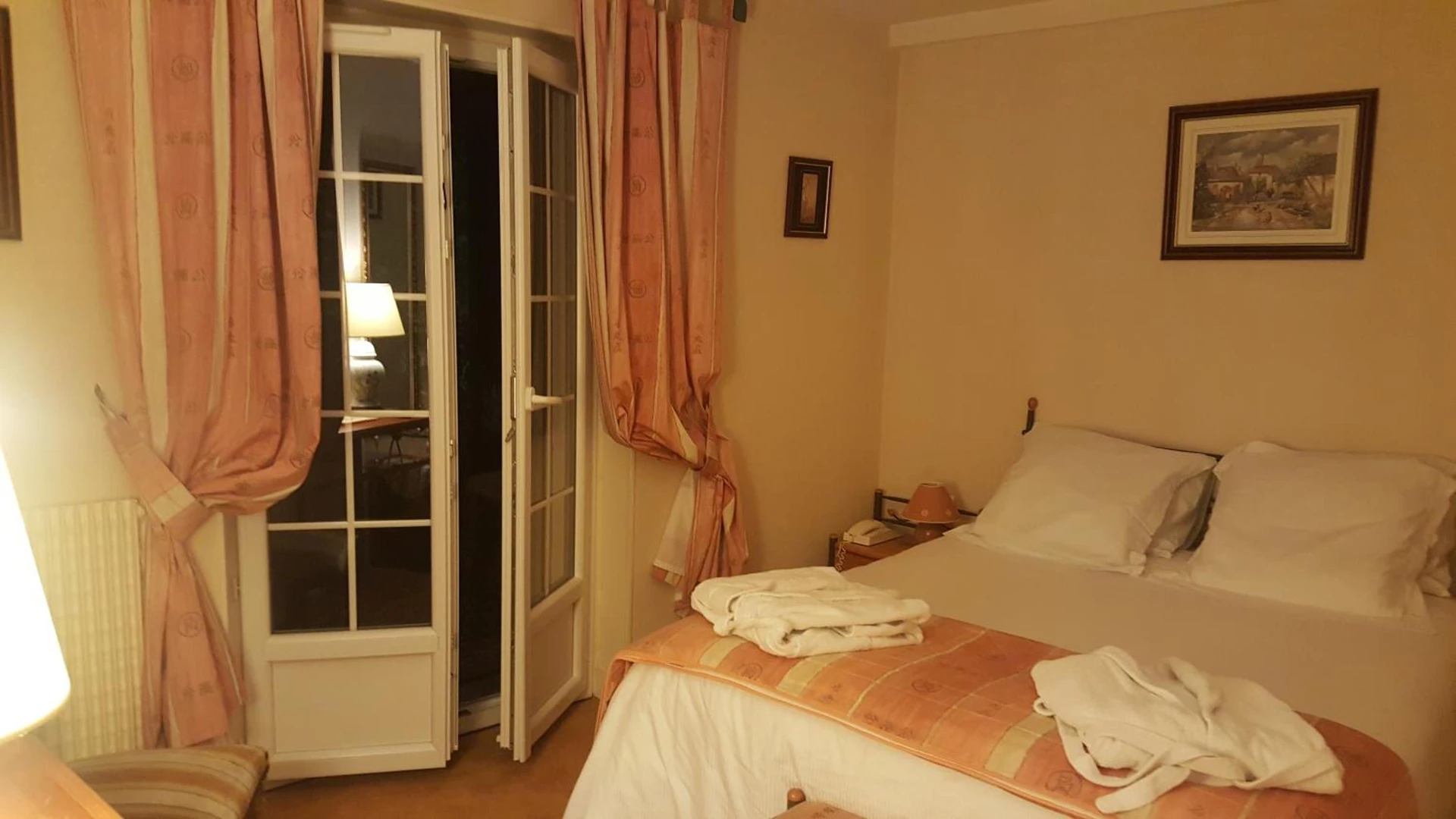 Chambre disponible pour un séminaire d'entreprise à LOGIS - Hôtel & Restaurant Le Gonfalon - Germigny-lʼEvêque