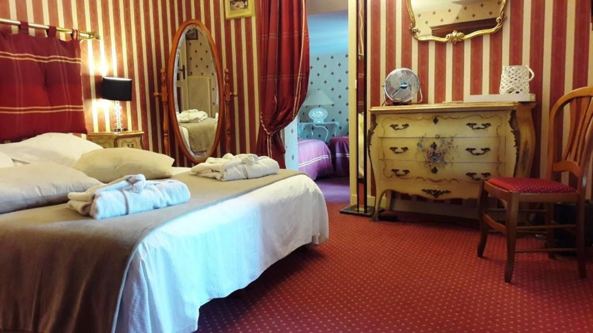 Magnifique chambre pour un séminaire d'entreprise à LOGIS - Hôtel & Restaurant Le Gonfalon - Germigny-lʼEvêque