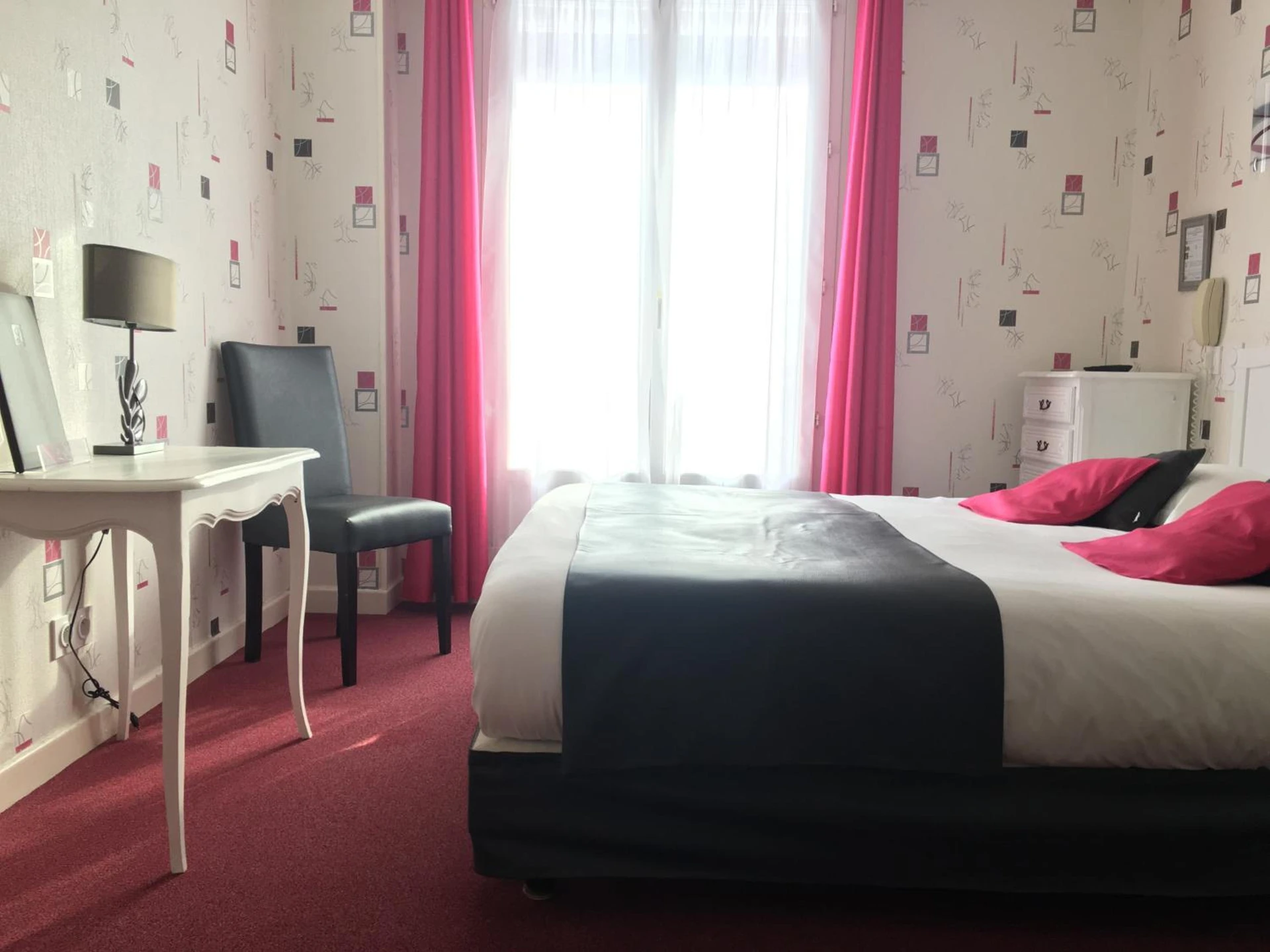 Chambre disponible pour un séminaire d'entreprise à Hôtel Restaurant Le Grillon - Chambon-sur-Lac