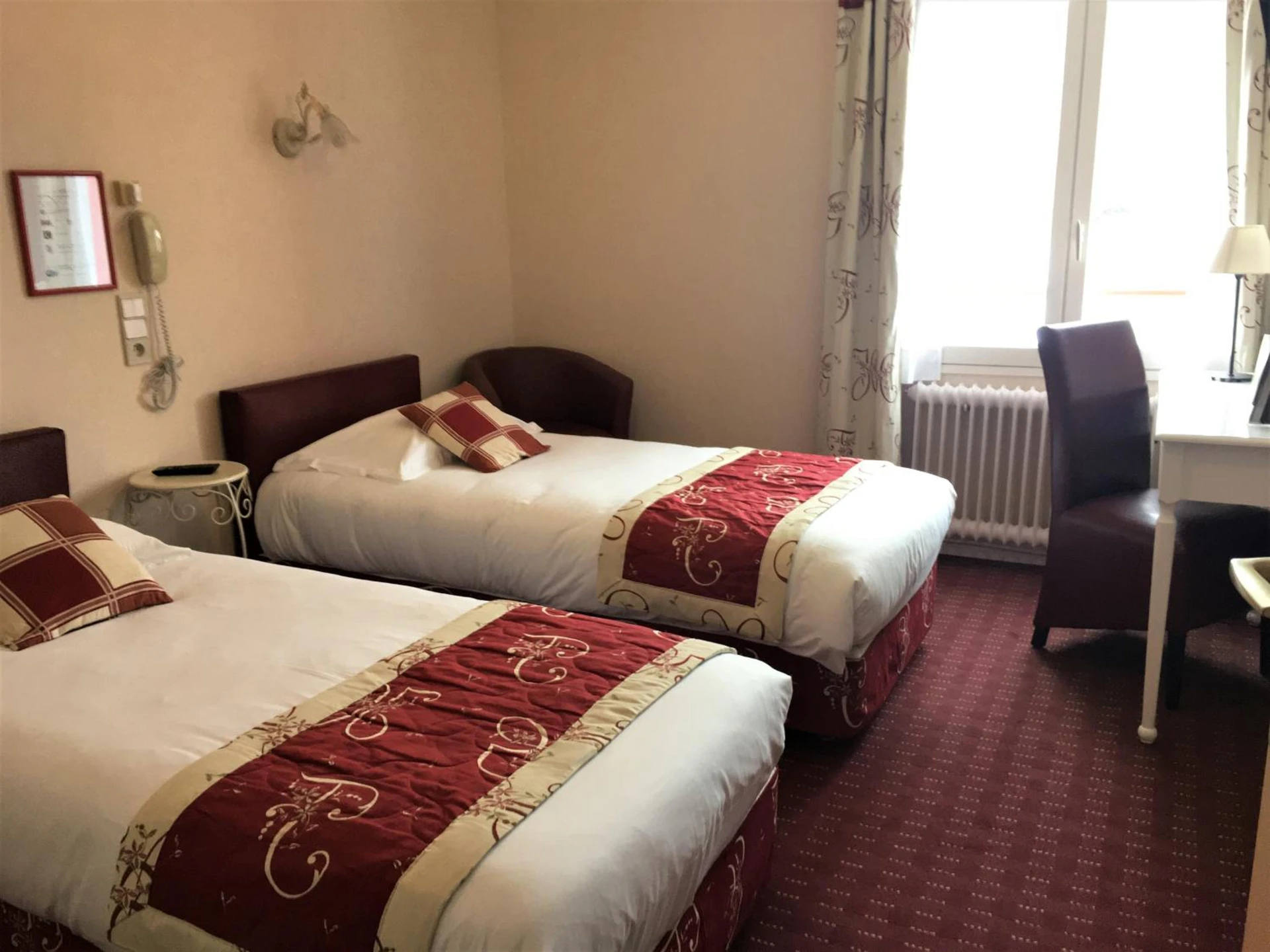 Chambre disponible pour un séminaire d'entreprise à Hôtel Restaurant Le Grillon - Chambon-sur-Lac