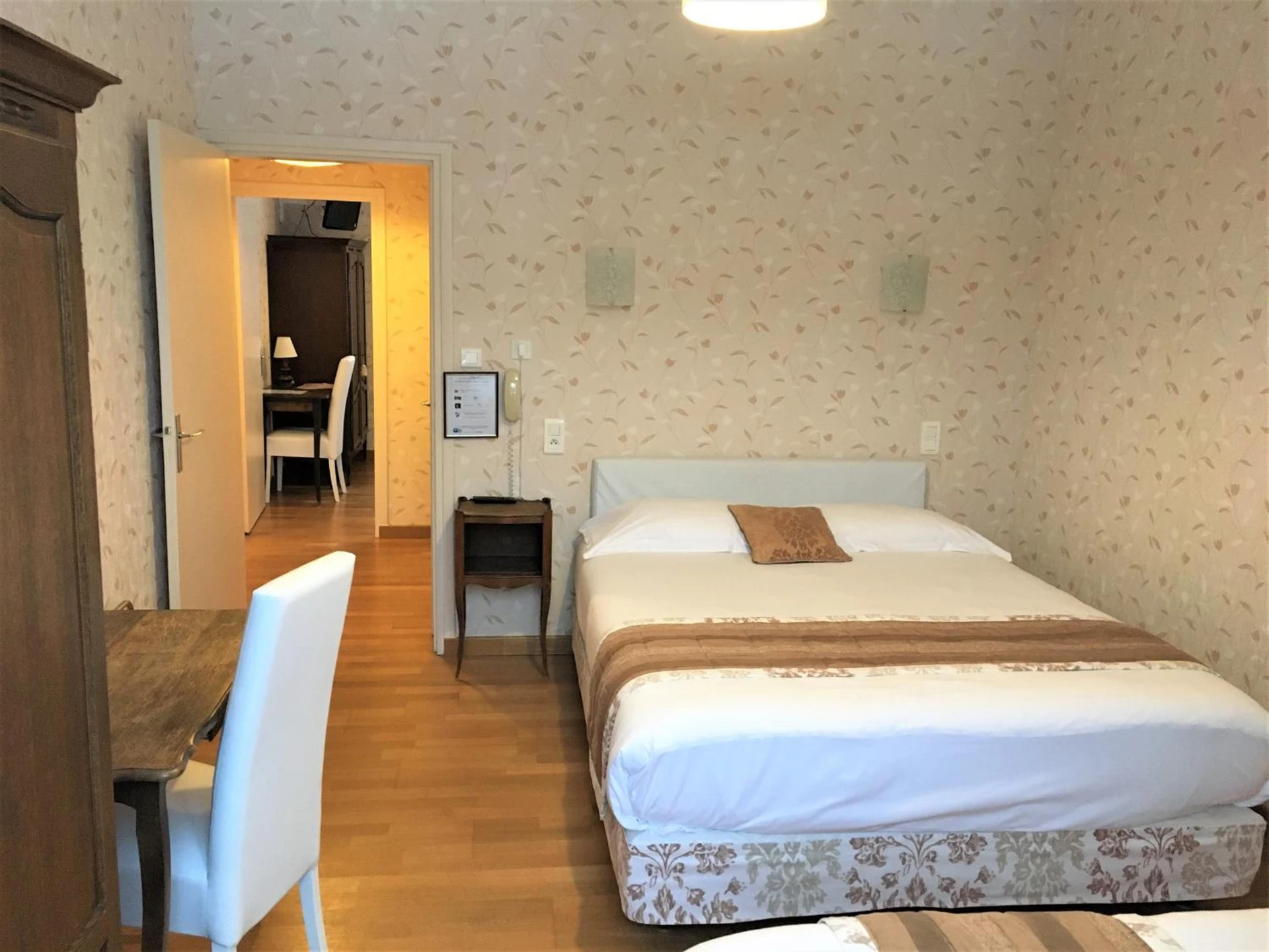 Magnifique chambre pour un séminaire d'entreprise à Hôtel Restaurant Le Grillon - Chambon-sur-Lac
