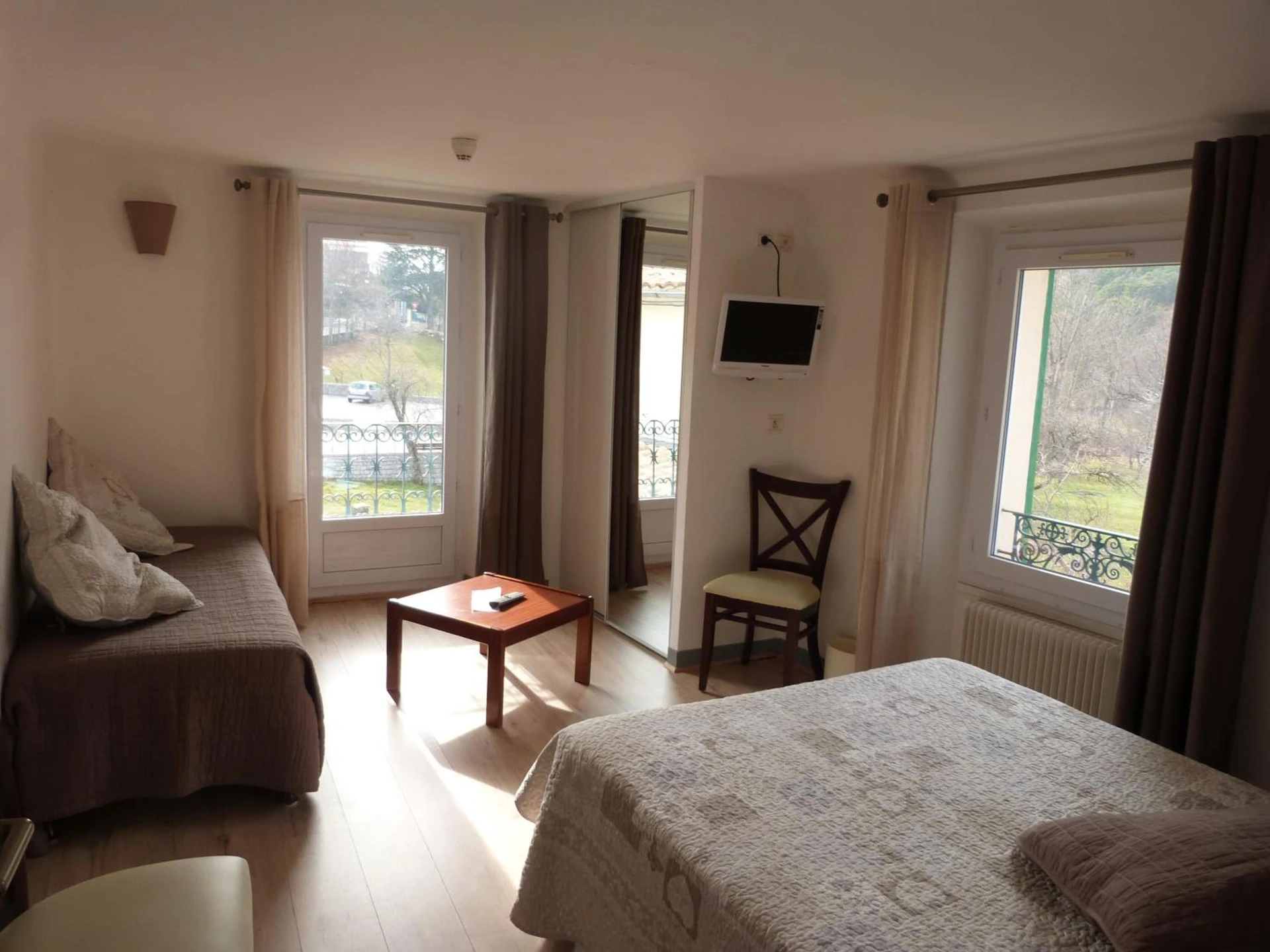Chambre disponible pour un séminaire d'entreprise à Hôtel Restaurant Le Lachens - La Bastide