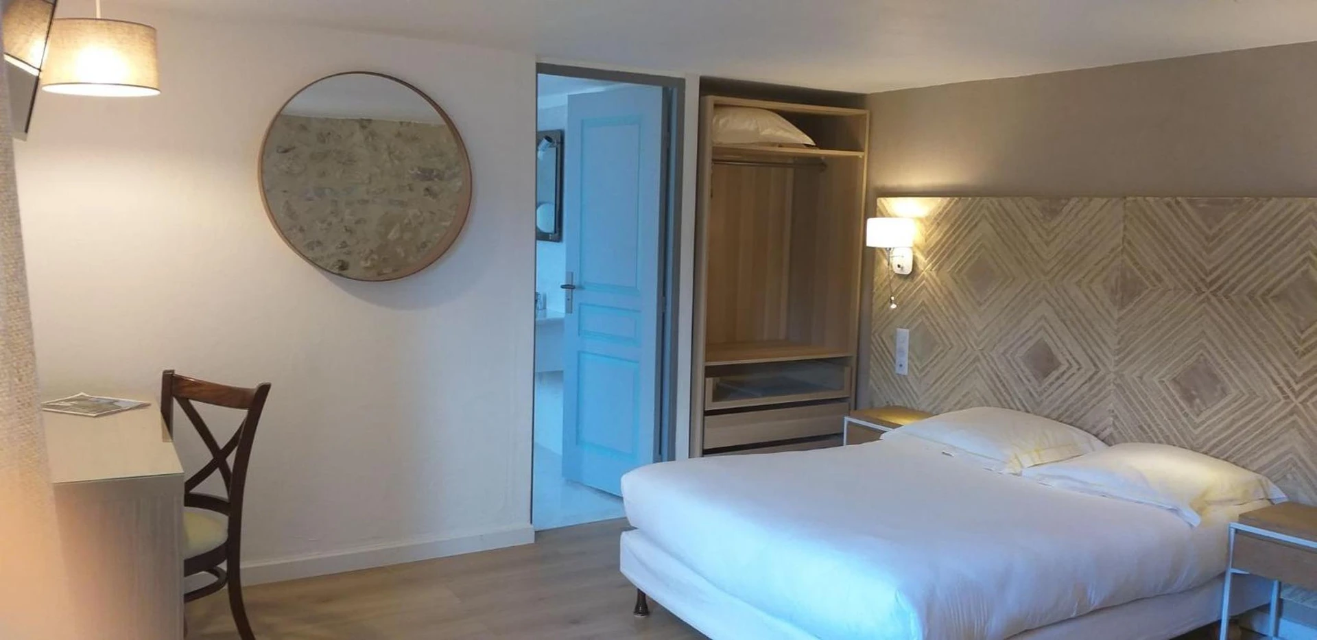 Chambre disponible pour un séminaire d'entreprise à Hôtel Restaurant Le Lachens - La Bastide