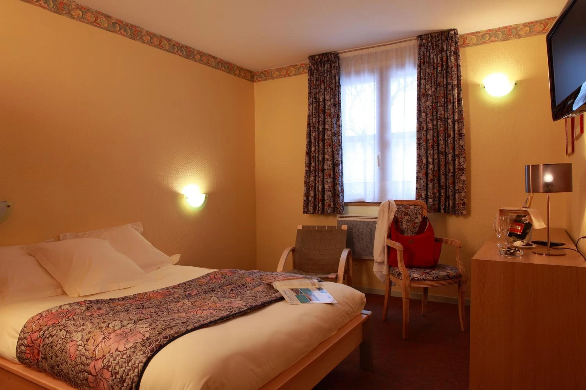 Chambre disponible pour un séminaire d'entreprise à Logis Le Luth - Mirecourt