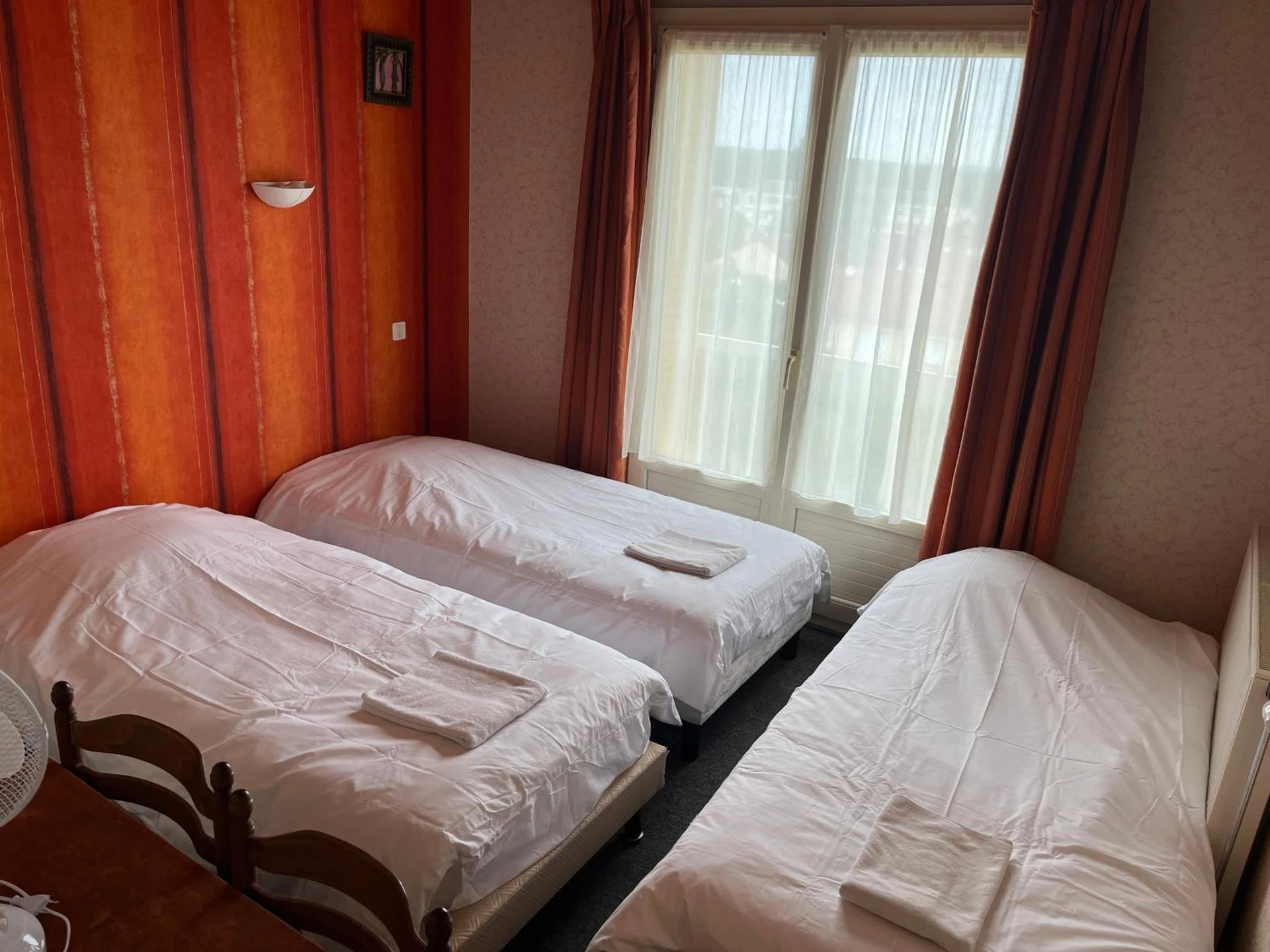 Magnifique chambre pour un séminaire d'entreprise à Hôtel Le Lyon Vert Commentry - Commentry