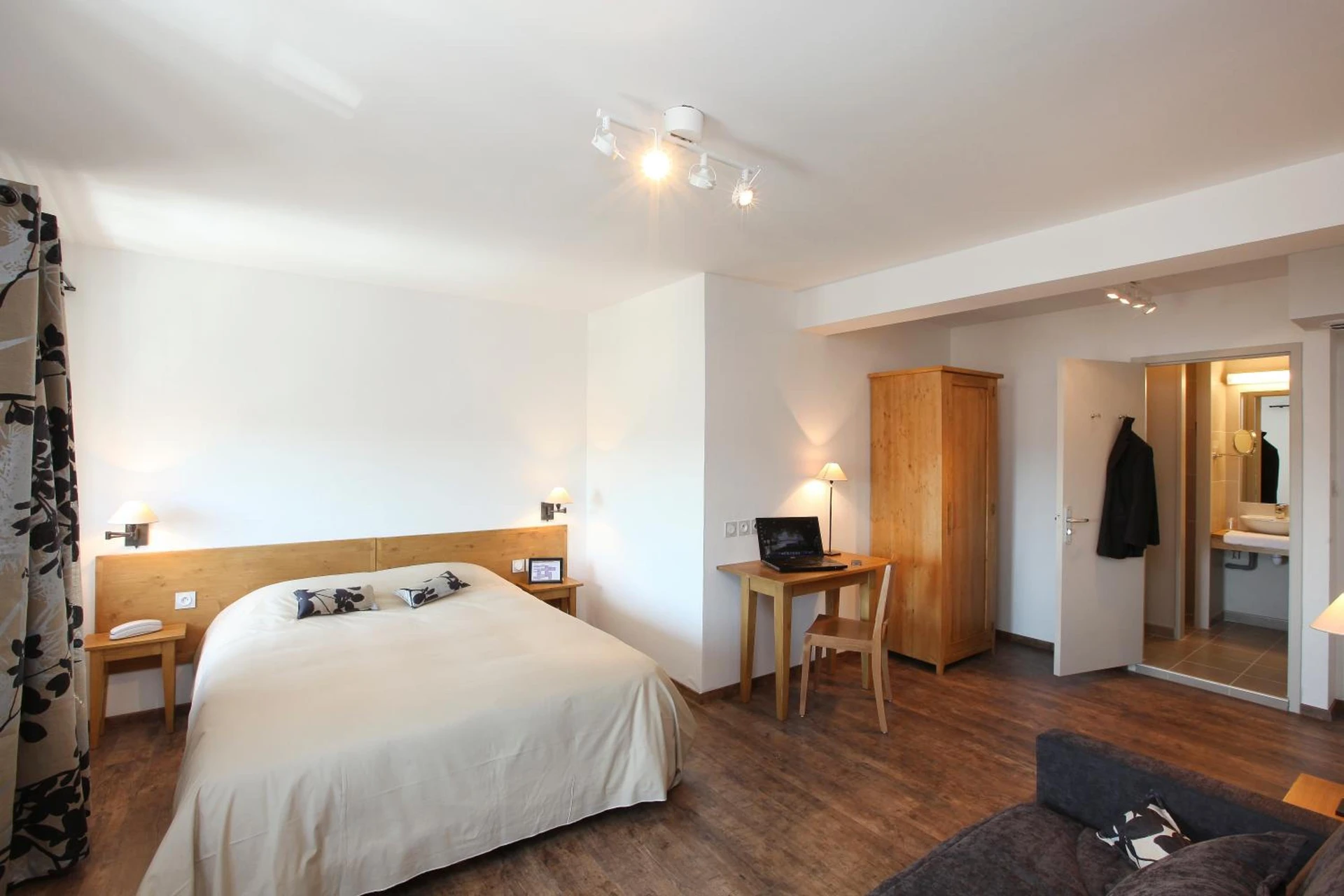 Chambre disponible pour un séminaire d'entreprise à Logis Hotel Le Nouvel - Portes-lès-Valence