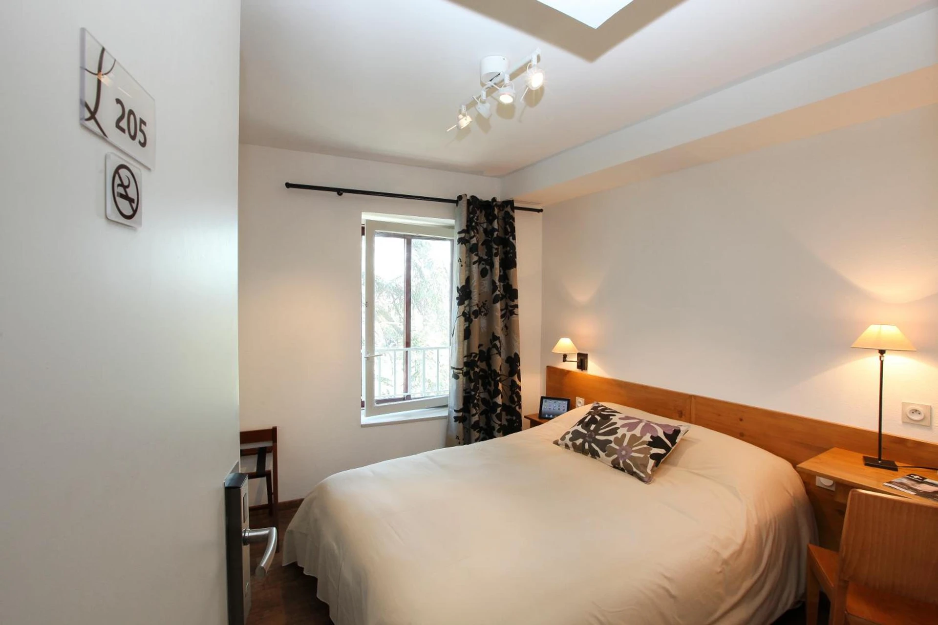 Chambre disponible pour un séminaire d'entreprise à Logis Hotel Le Nouvel - Portes-lès-Valence