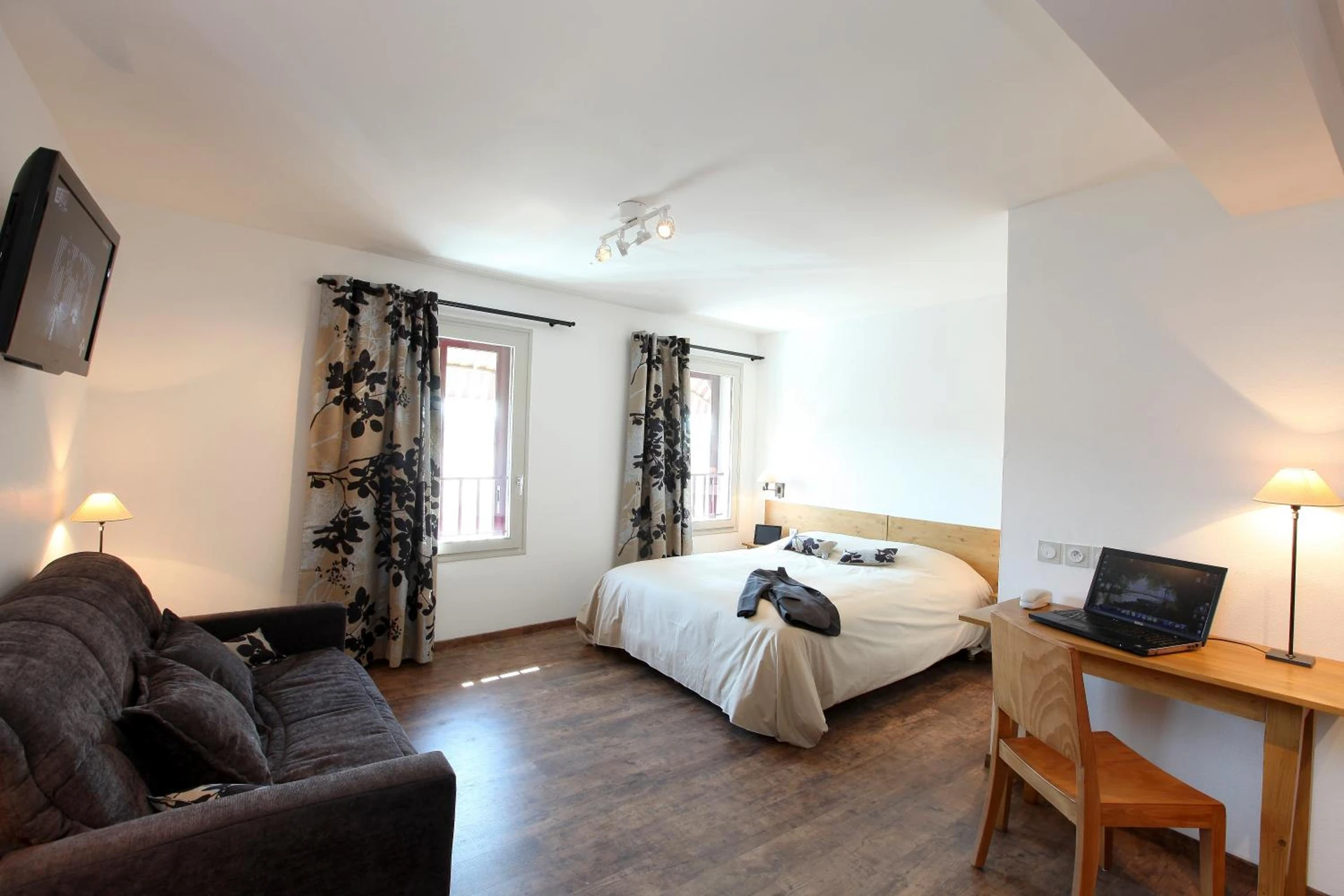 Magnifique chambre pour un séminaire d'entreprise à Logis Hotel Le Nouvel - Portes-lès-Valence