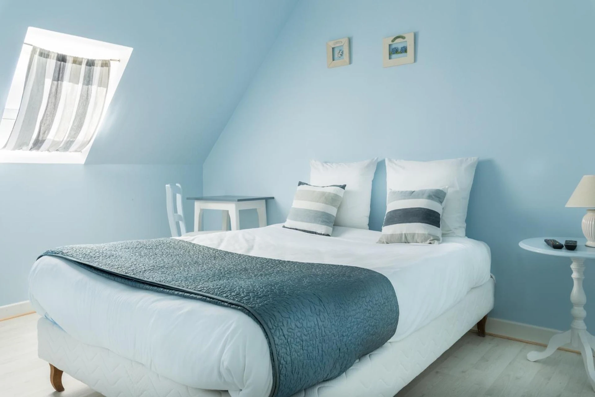 Chambre disponible pour un séminaire d'entreprise à Logis Hotel Le Nuage - La Bussière