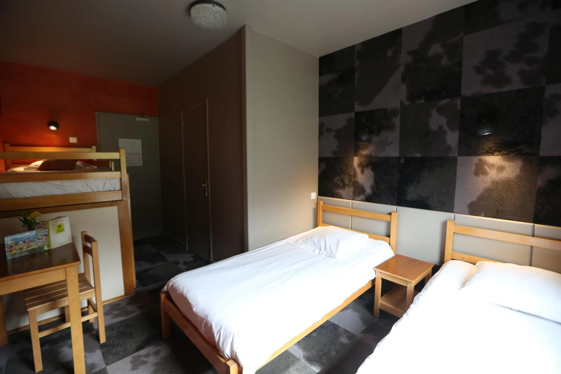 Chambre disponible pour un séminaire d'entreprise à Gîte-Hôtel Le P'tit Cham - Le Mont-Dore
