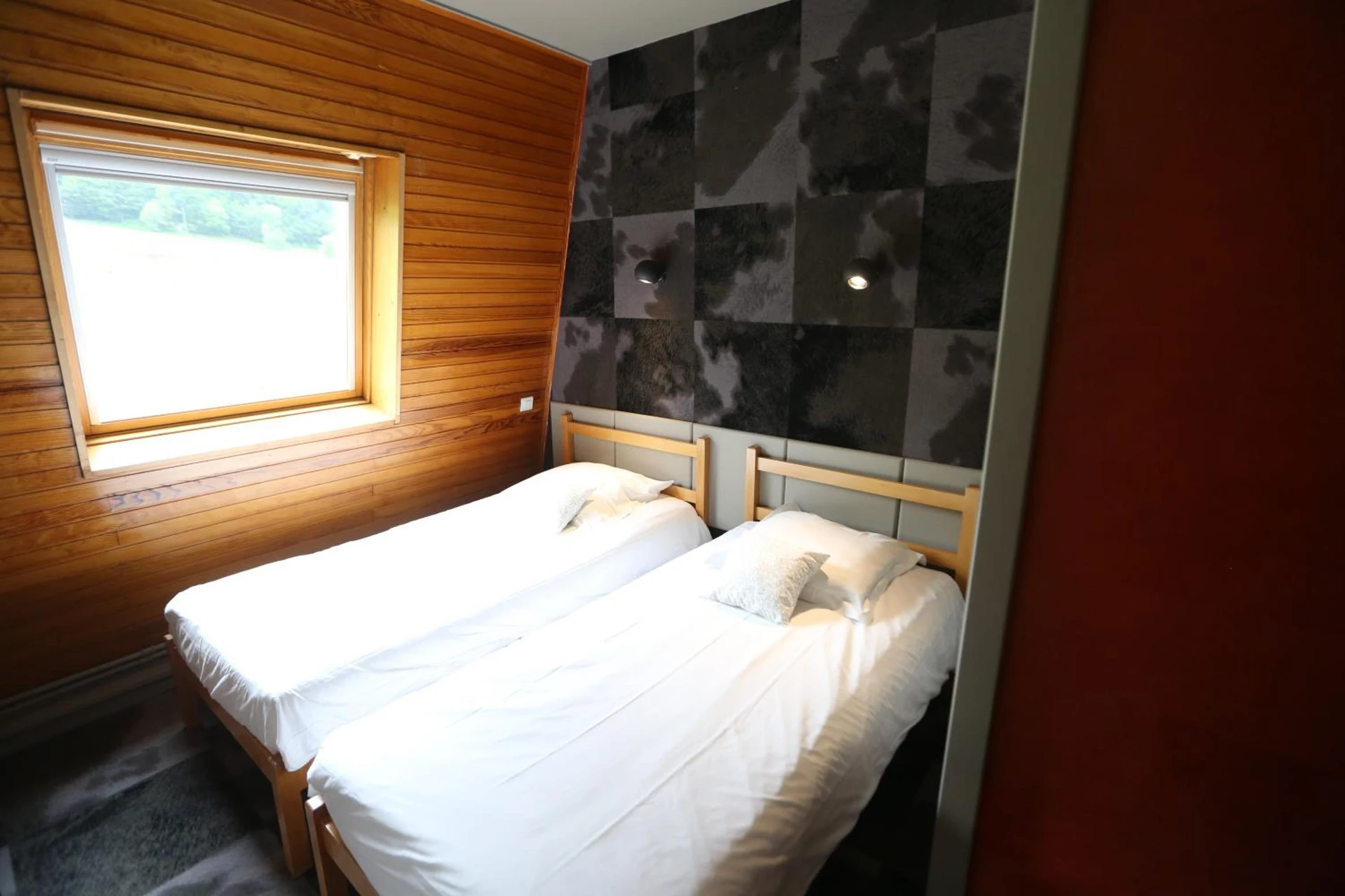 Chambre disponible pour un séminaire d'entreprise à Gîte-Hôtel Le P'tit Cham - Le Mont-Dore