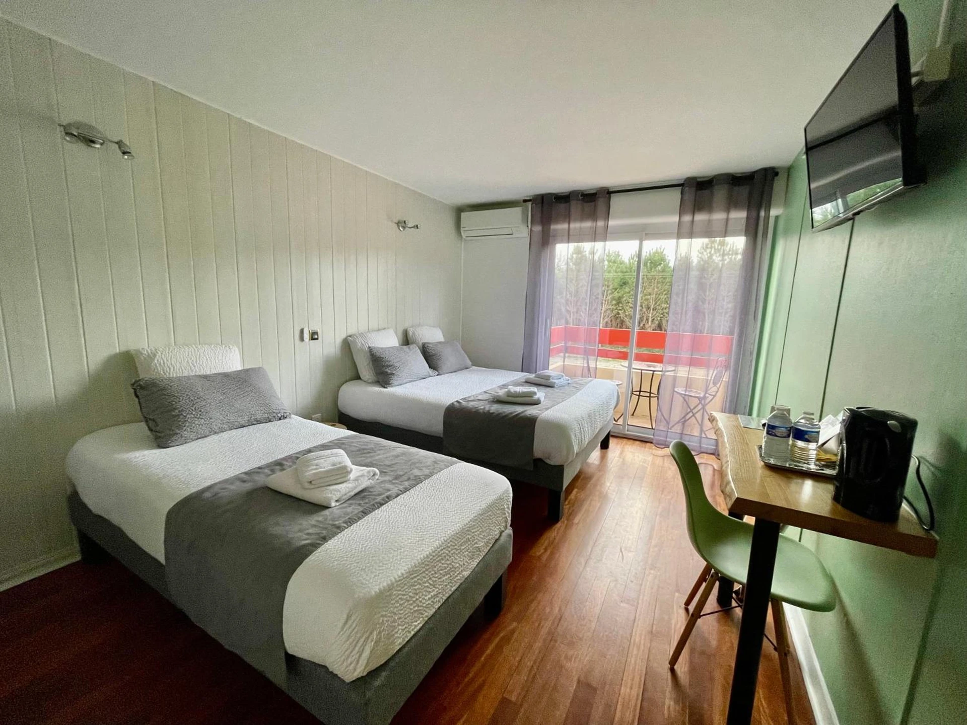 Chambre disponible pour un séminaire d'entreprise à Hôtel Paris Madrid - Lesperon