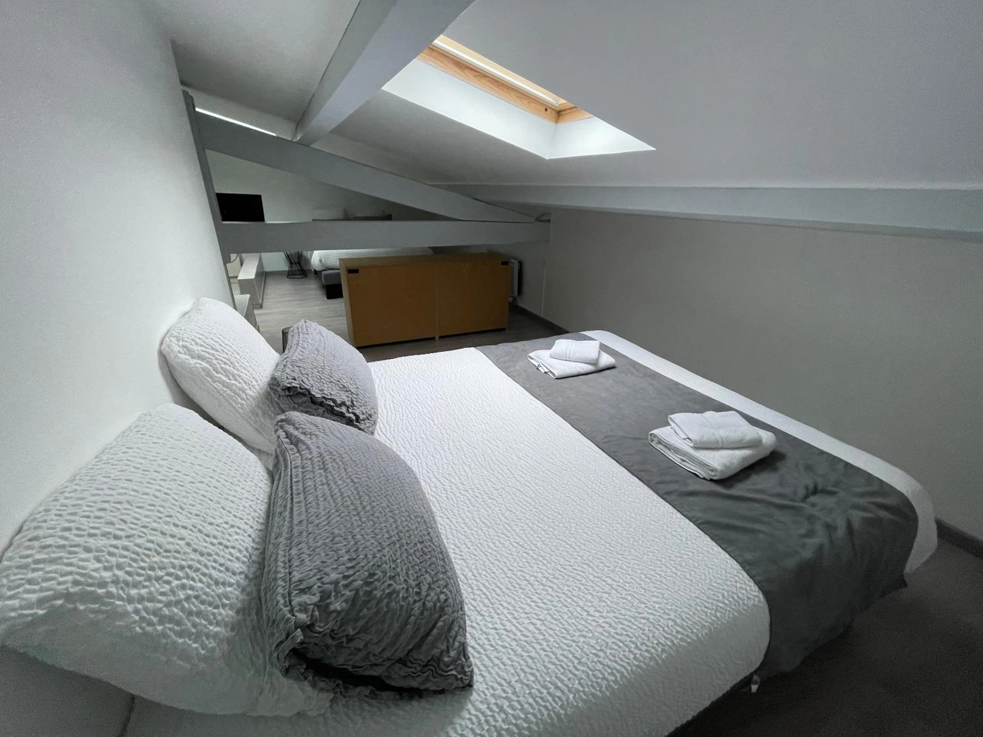 Chambre disponible pour un séminaire d'entreprise à Hôtel Paris Madrid - Lesperon