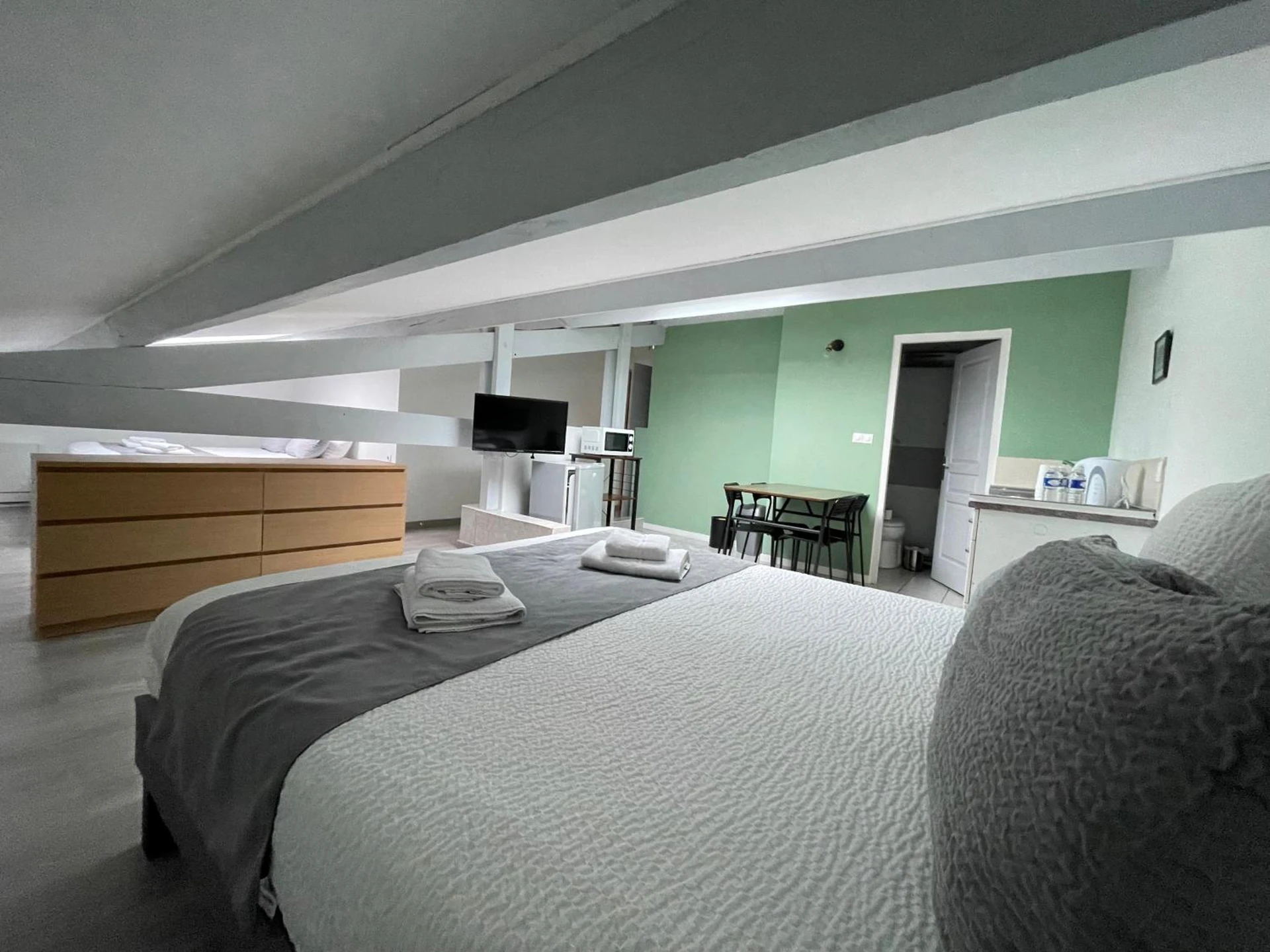 Magnifique chambre pour un séminaire d'entreprise à Hôtel Paris Madrid - Lesperon