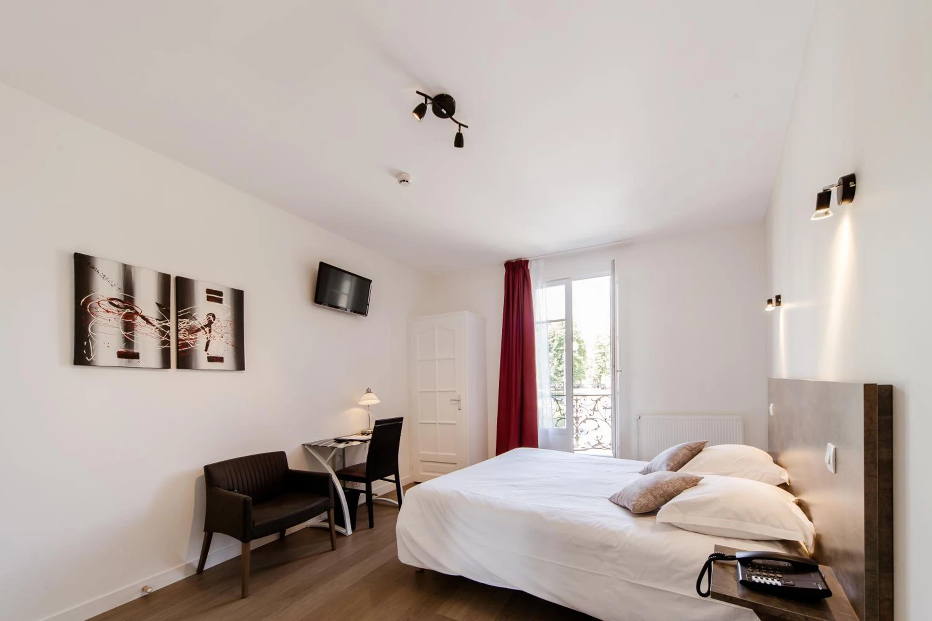 Chambre disponible pour un séminaire d'entreprise à LOGIS HOTEL - Le Petit Bellon - Senlis