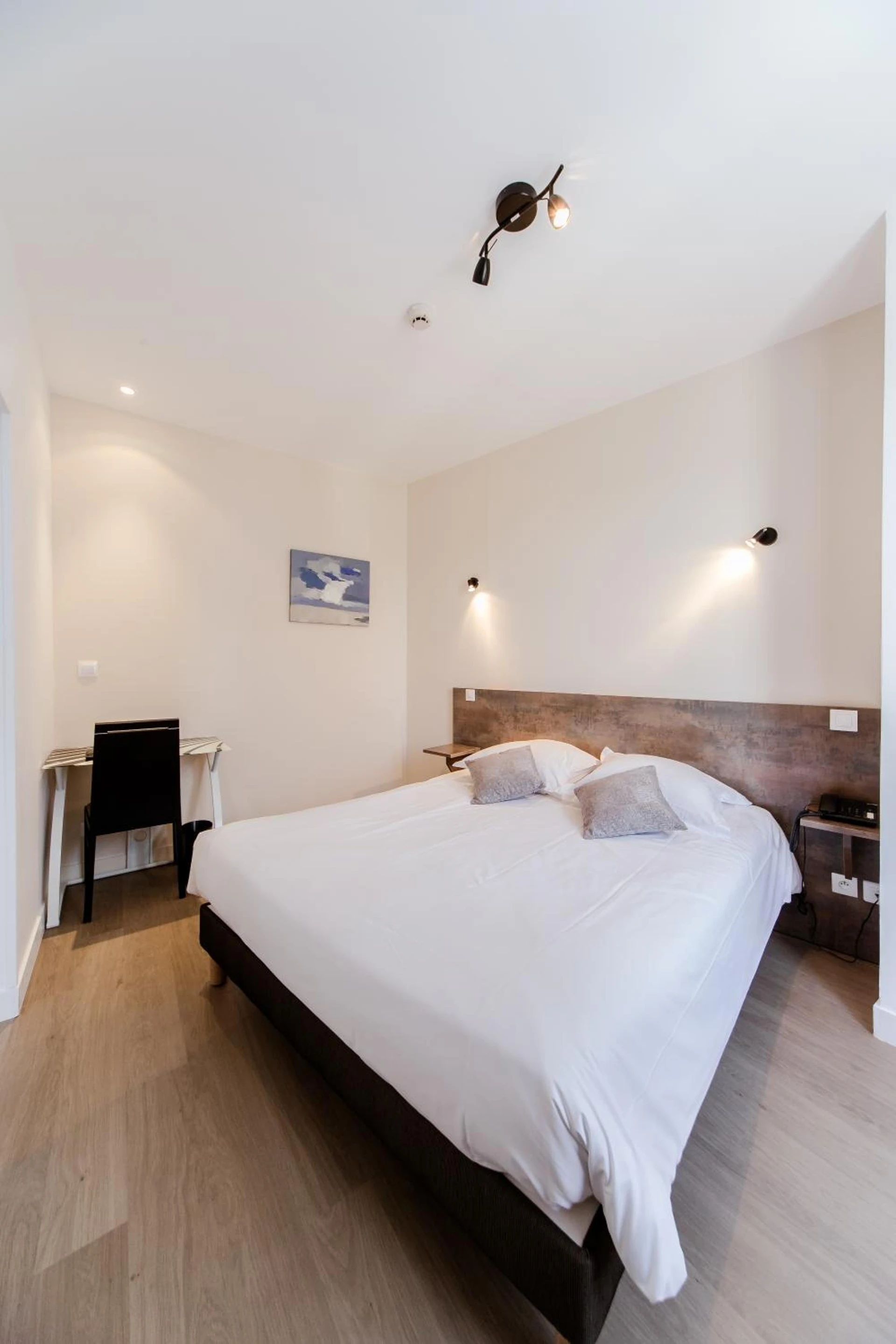 Chambre disponible pour un séminaire d'entreprise à LOGIS HOTEL - Le Petit Bellon - Senlis