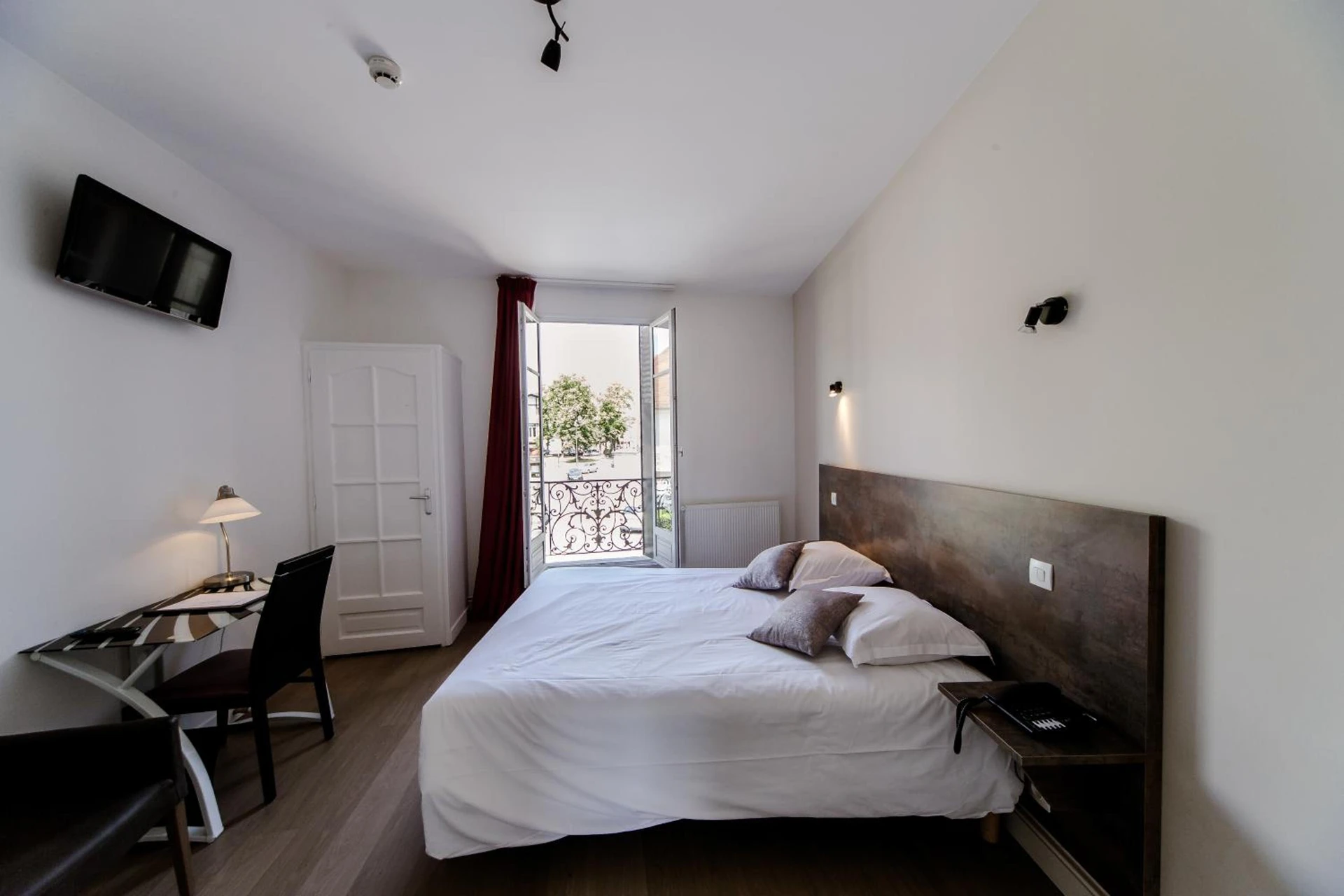 Chambre disponible pour un séminaire d'entreprise à LOGIS HOTEL - Le Petit Bellon - Senlis